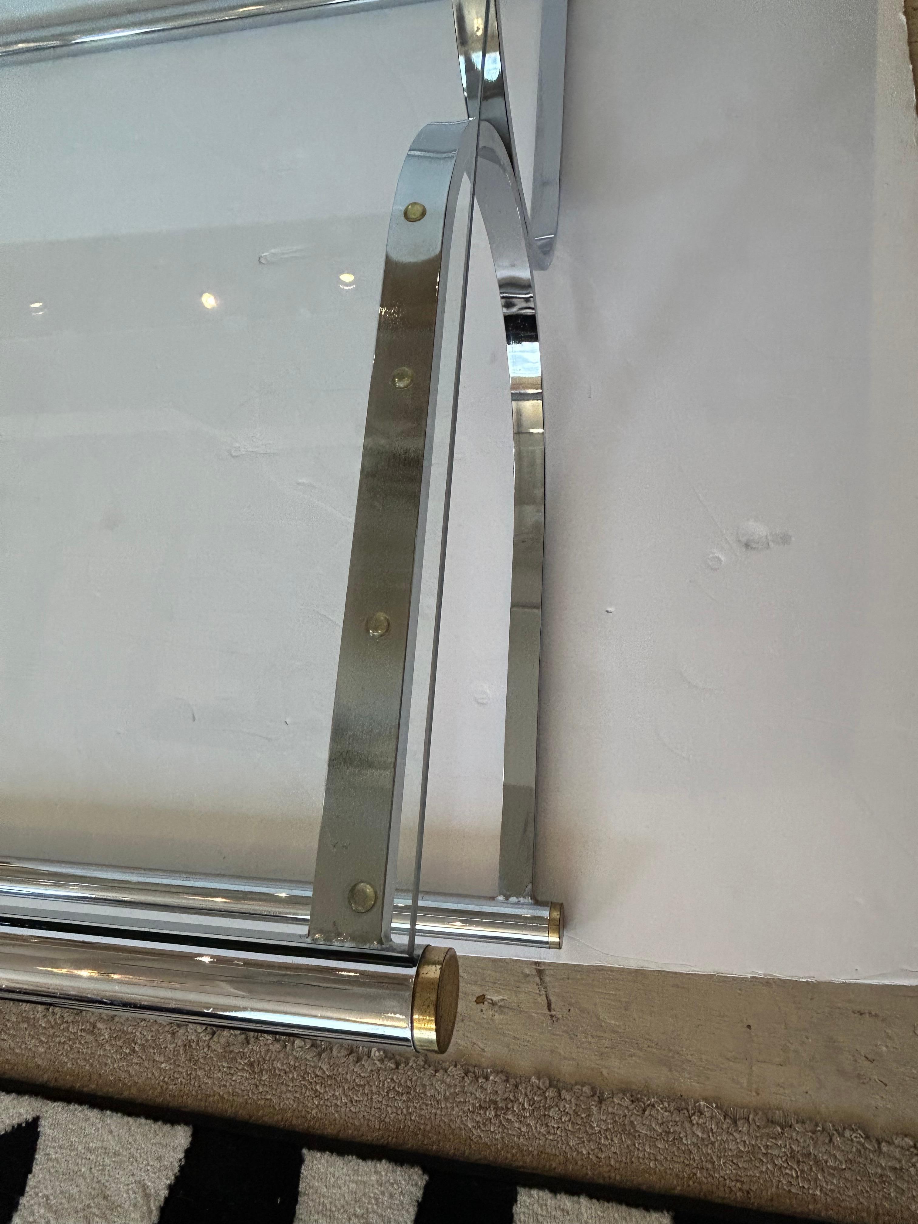 Elegante tavolino quadrato con motivo a X in vetro e cromo e accenti in ottone in vendita 5