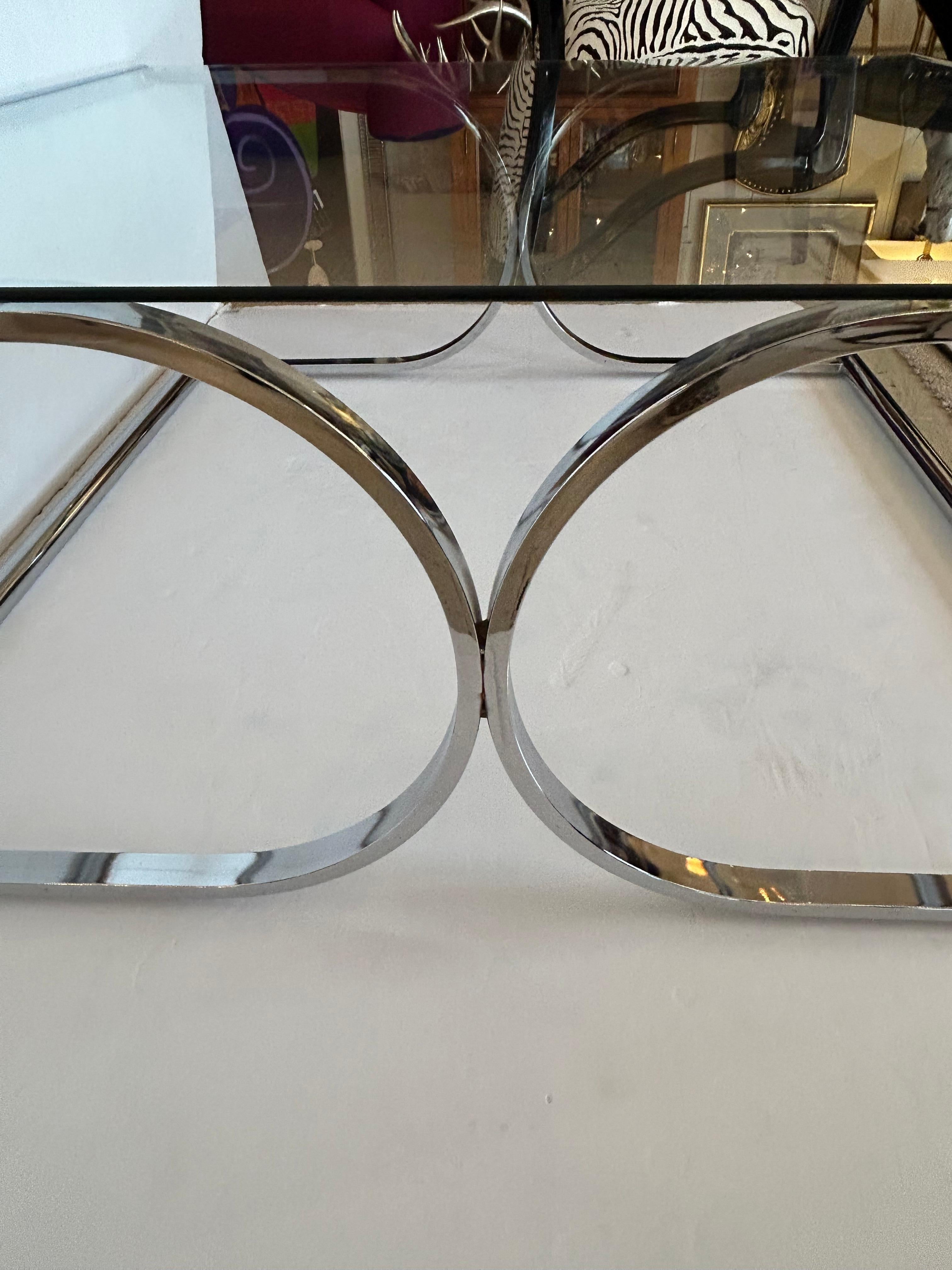 Mid-Century moderno Elegante tavolino quadrato con motivo a X in vetro e cromo e accenti in ottone in vendita