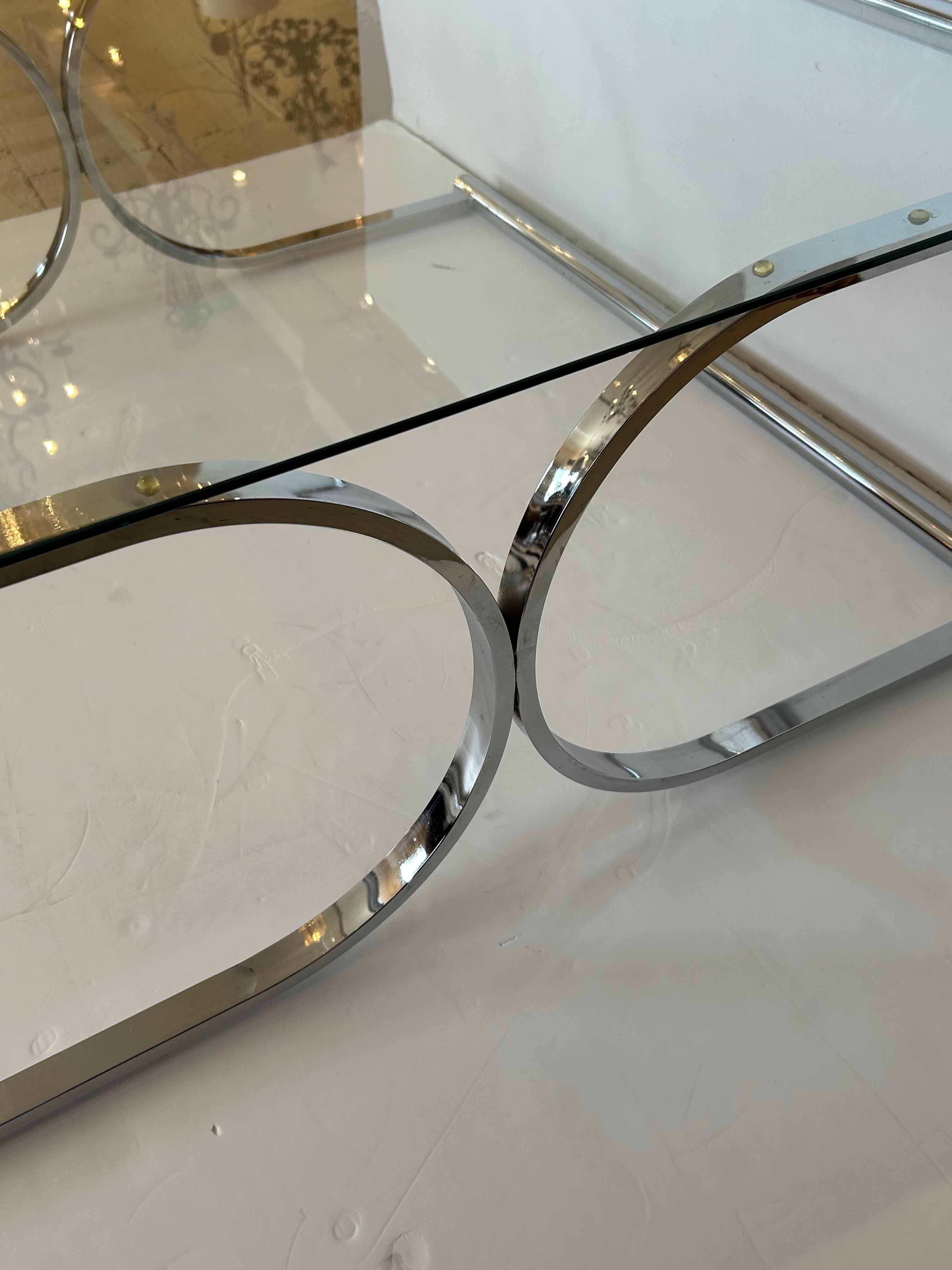 Fine XX secolo Elegante tavolino quadrato con motivo a X in vetro e cromo e accenti in ottone in vendita