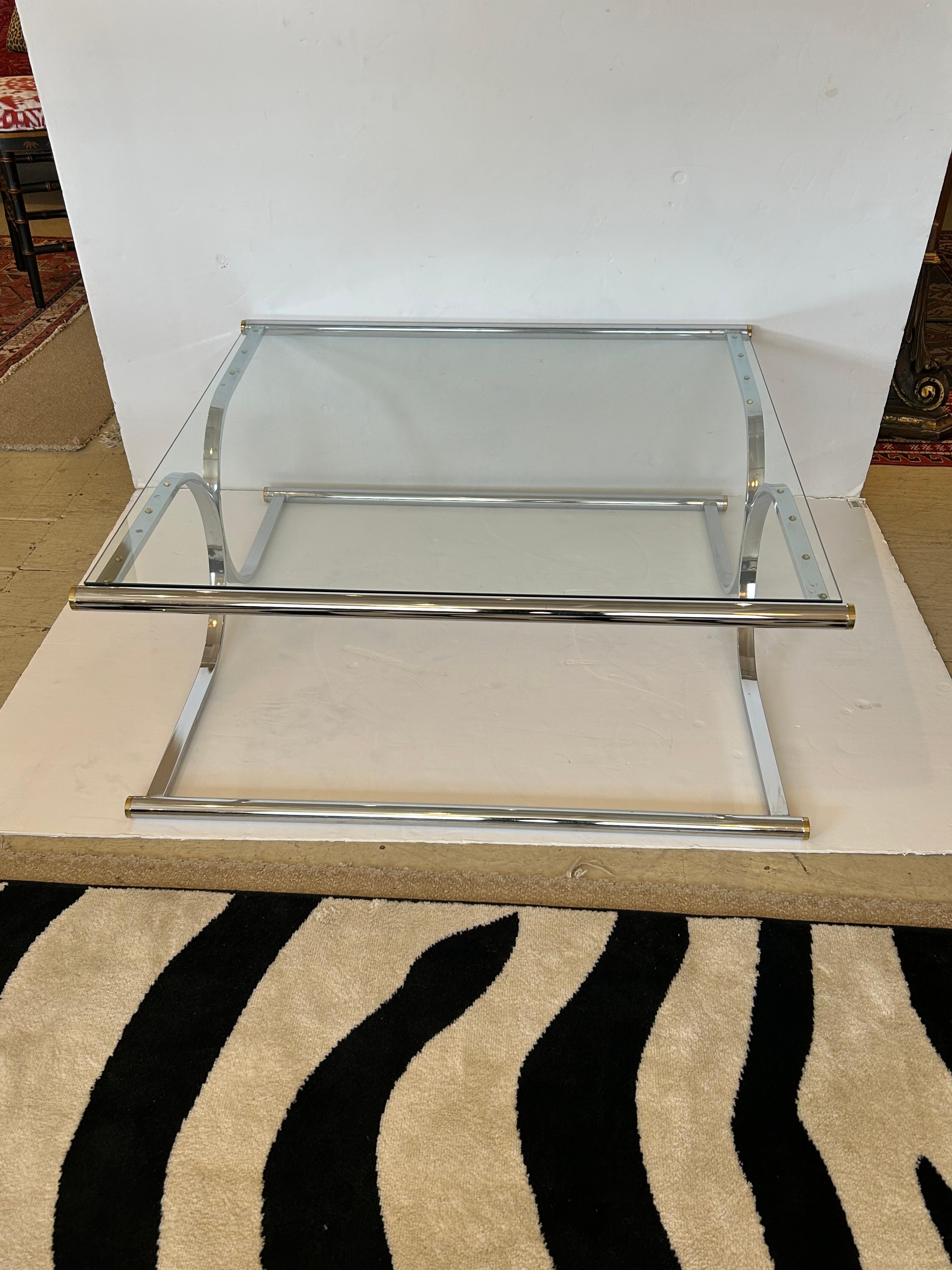 Ottone Elegante tavolino quadrato con motivo a X in vetro e cromo e accenti in ottone in vendita