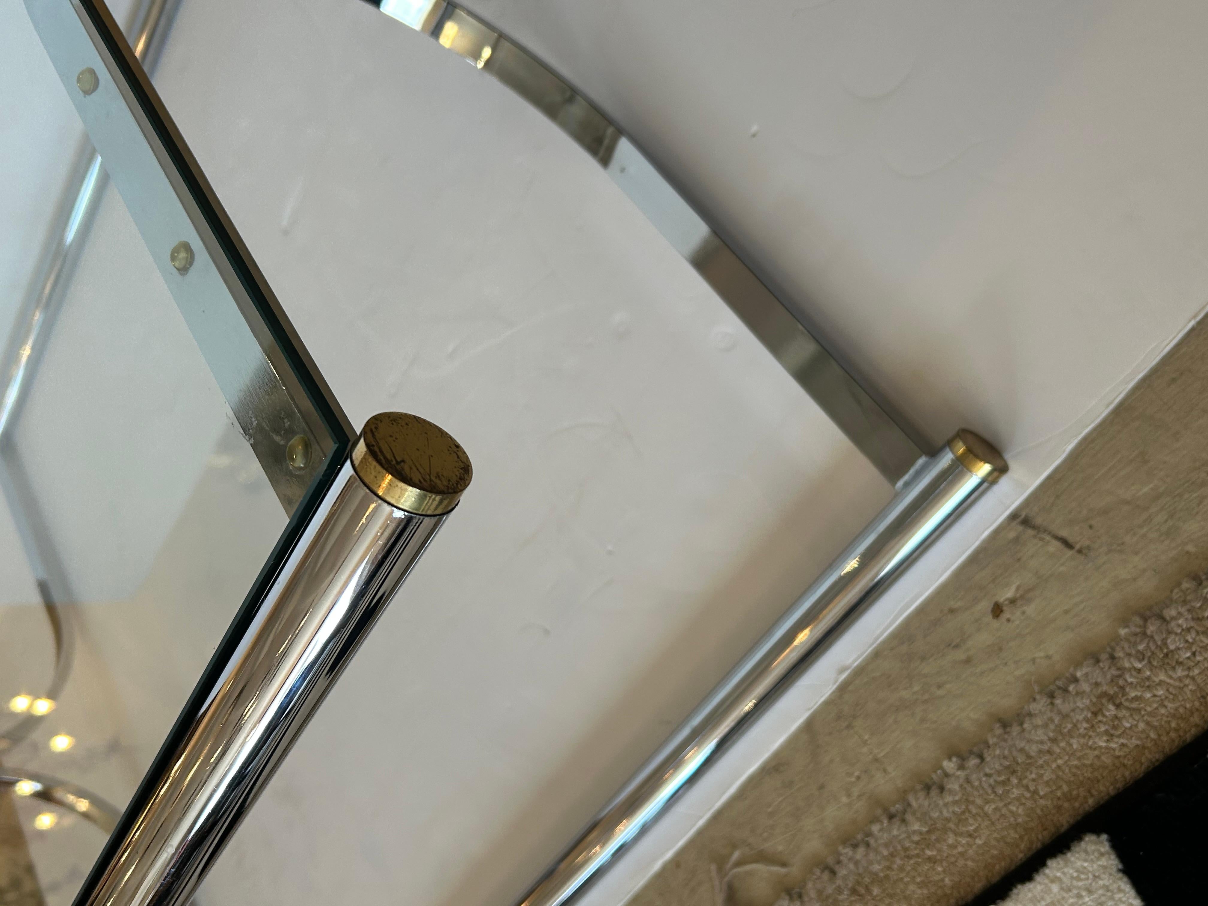 Elegante tavolino quadrato con motivo a X in vetro e cromo e accenti in ottone in vendita 1