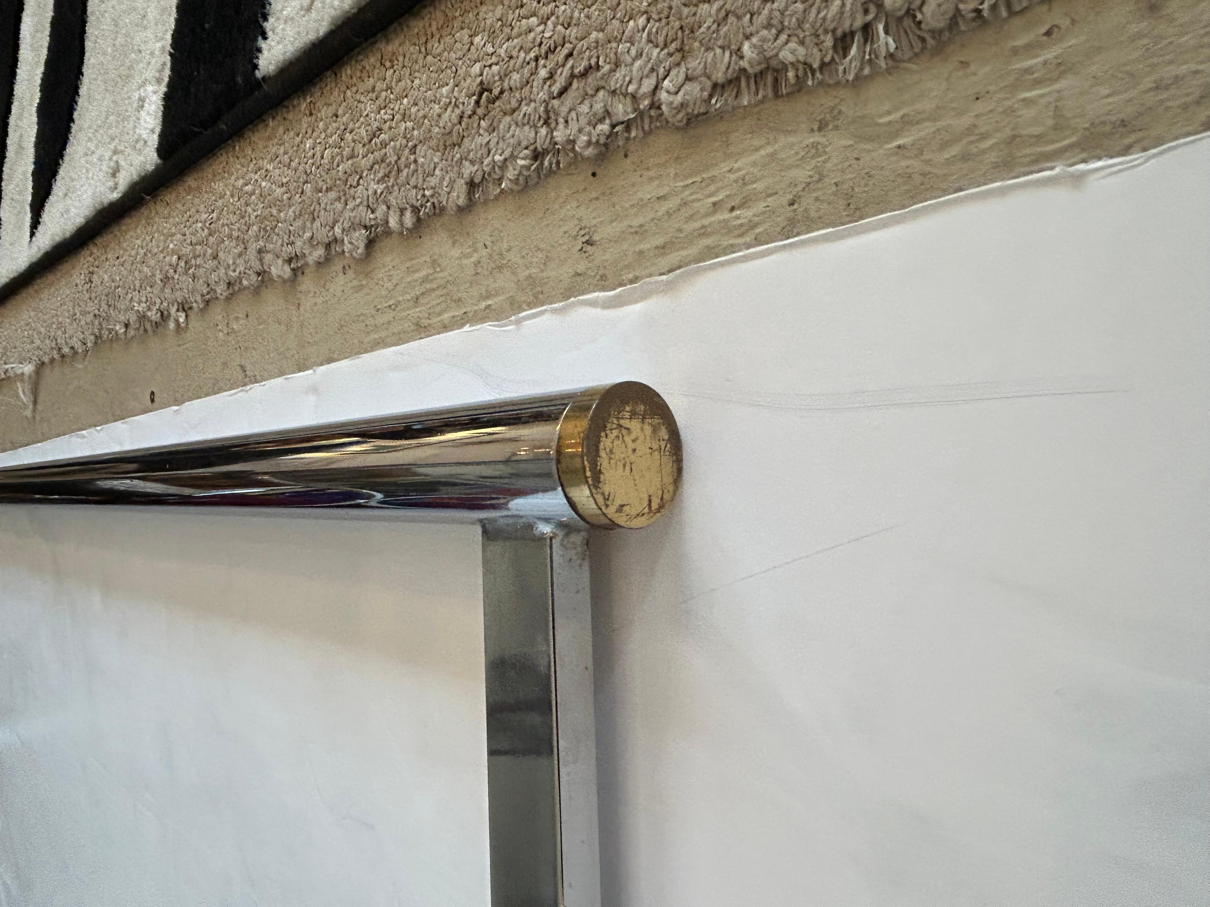 Elegante tavolino quadrato con motivo a X in vetro e cromo e accenti in ottone in vendita 2