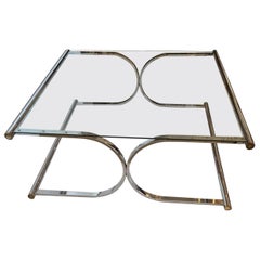 Elegante tavolino quadrato con motivo a X in vetro e cromo e accenti in ottone