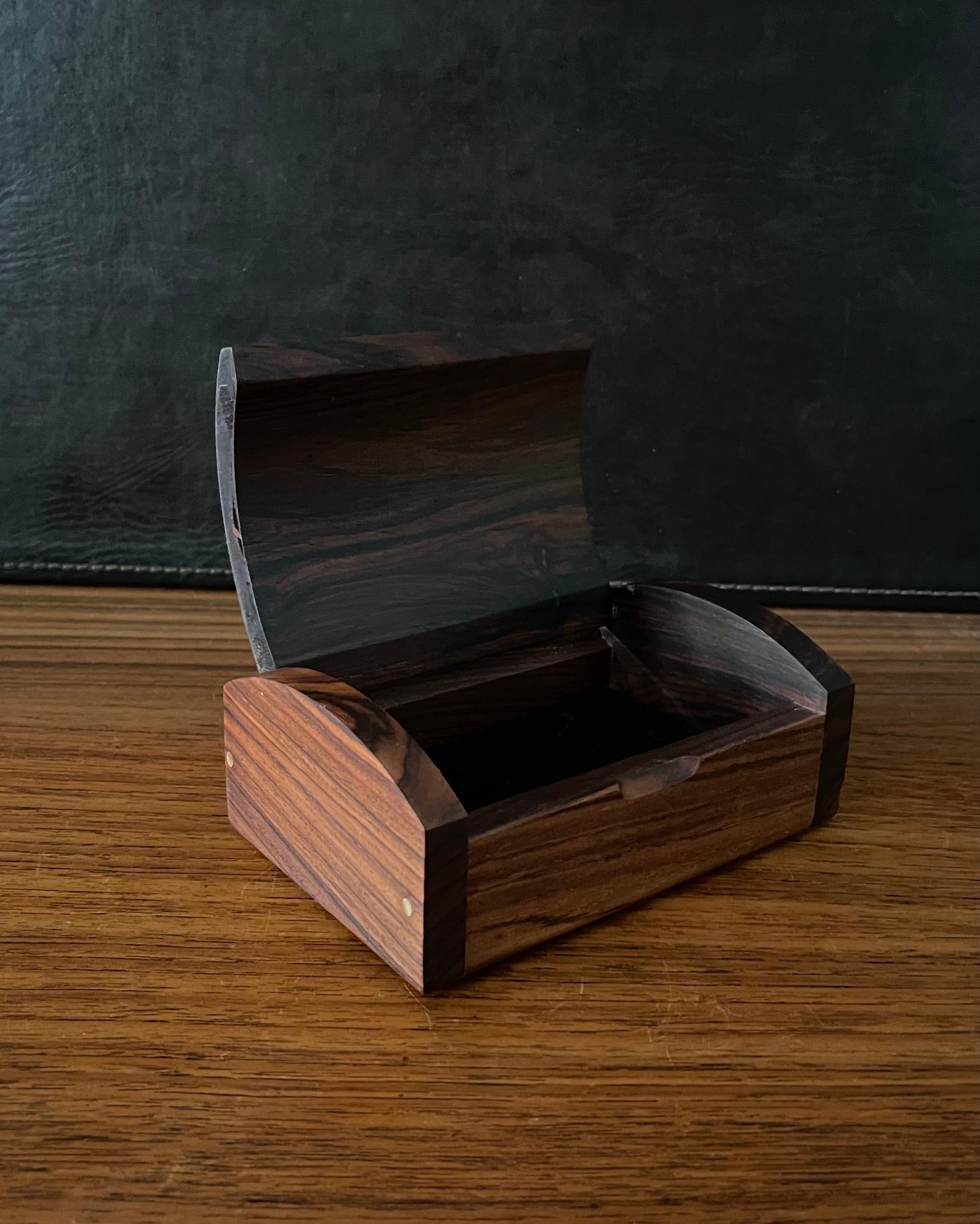 Sehr elegante und stilvolle Schmuckschatulle aus Palisanderholz, ca. 1990er Jahre. Das Stück misst 5,75