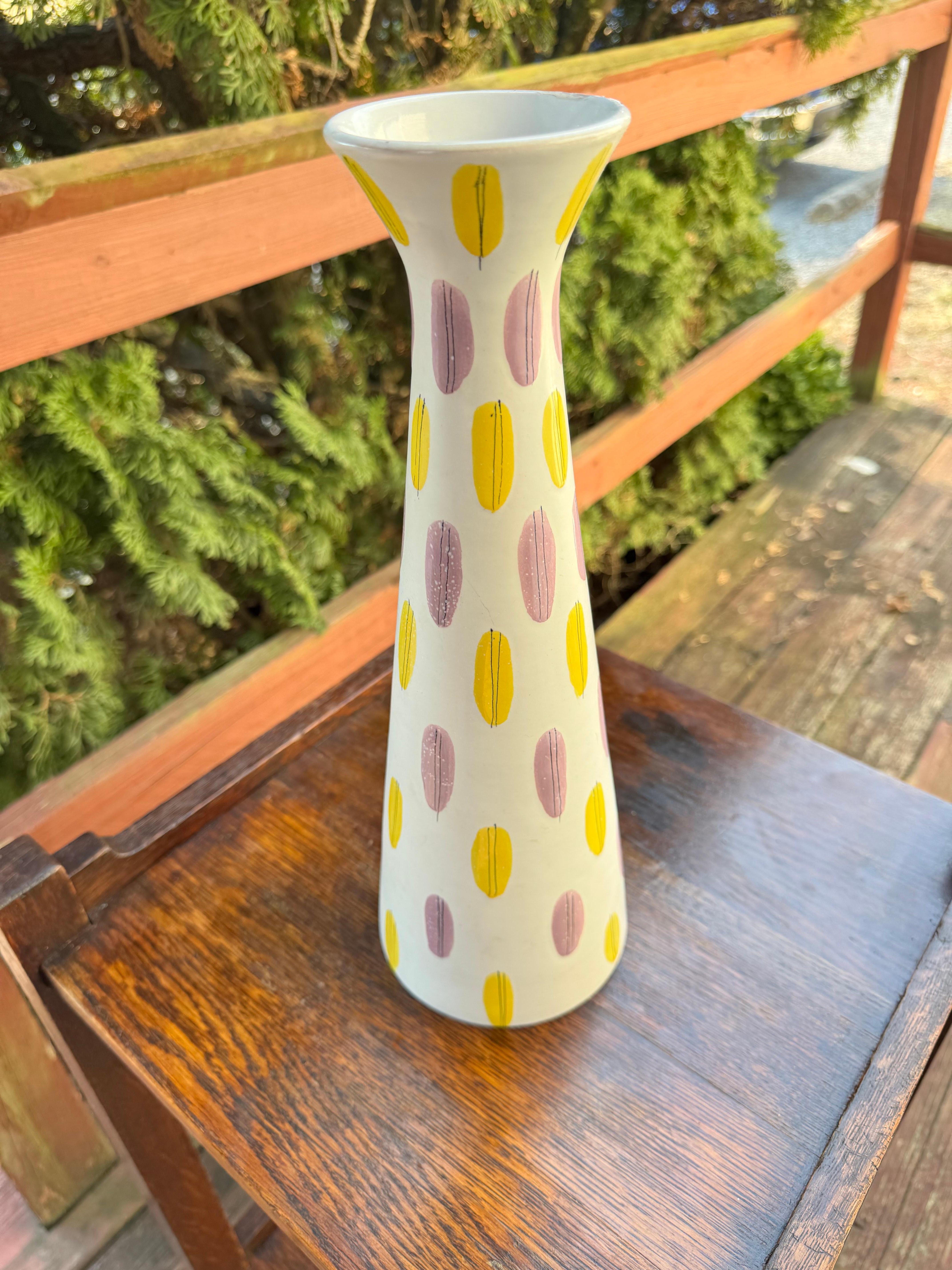 Schlichte, farbenfrohe Raymor Vase aus der Mitte des Jahrhunderts - W7492 A SALE   SALE 20% RABATT im Zustand „Gut“ im Angebot in Shamokin Dam, PA
