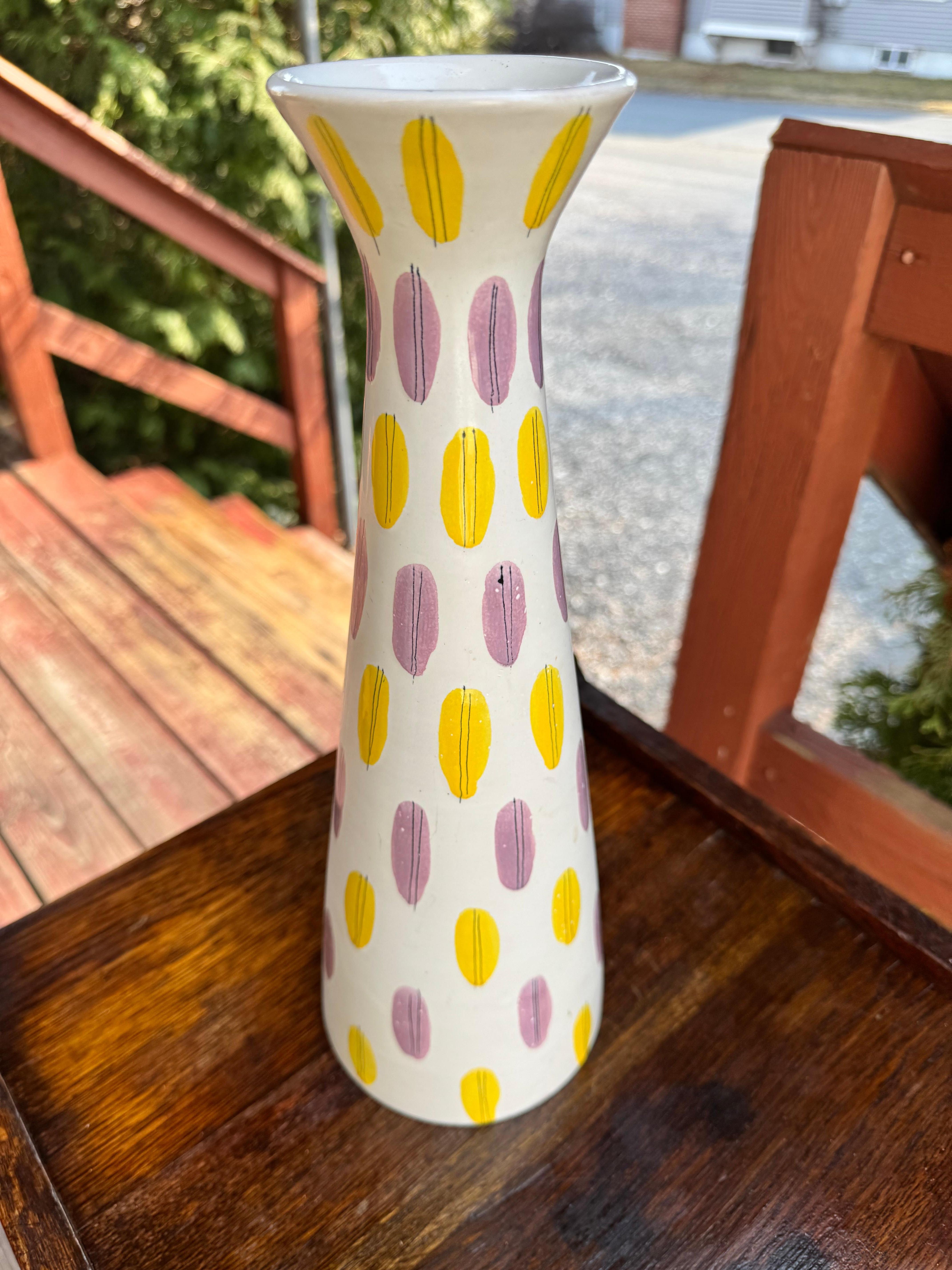 Schlichte, farbenfrohe Raymor Vase aus der Mitte des Jahrhunderts - W7492 A SALE   SALE 20% RABATT (20. Jahrhundert) im Angebot