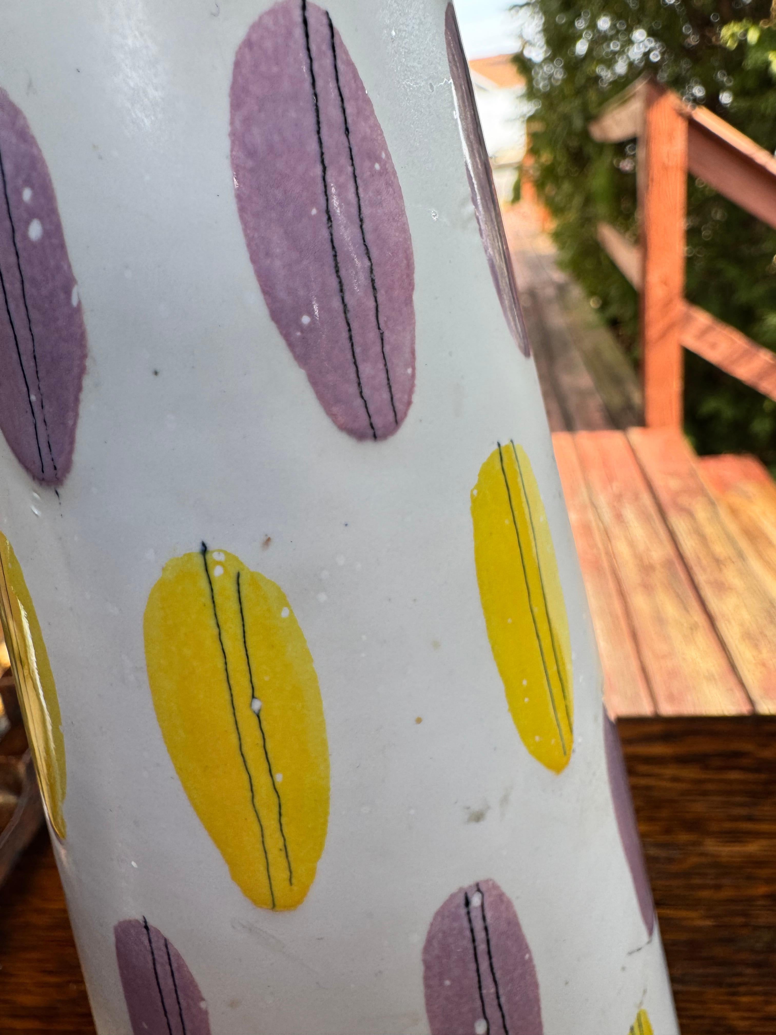 Schlichte, farbenfrohe Raymor Vase aus der Mitte des Jahrhunderts - W7492 A SALE   SALE 20% RABATT im Angebot 1