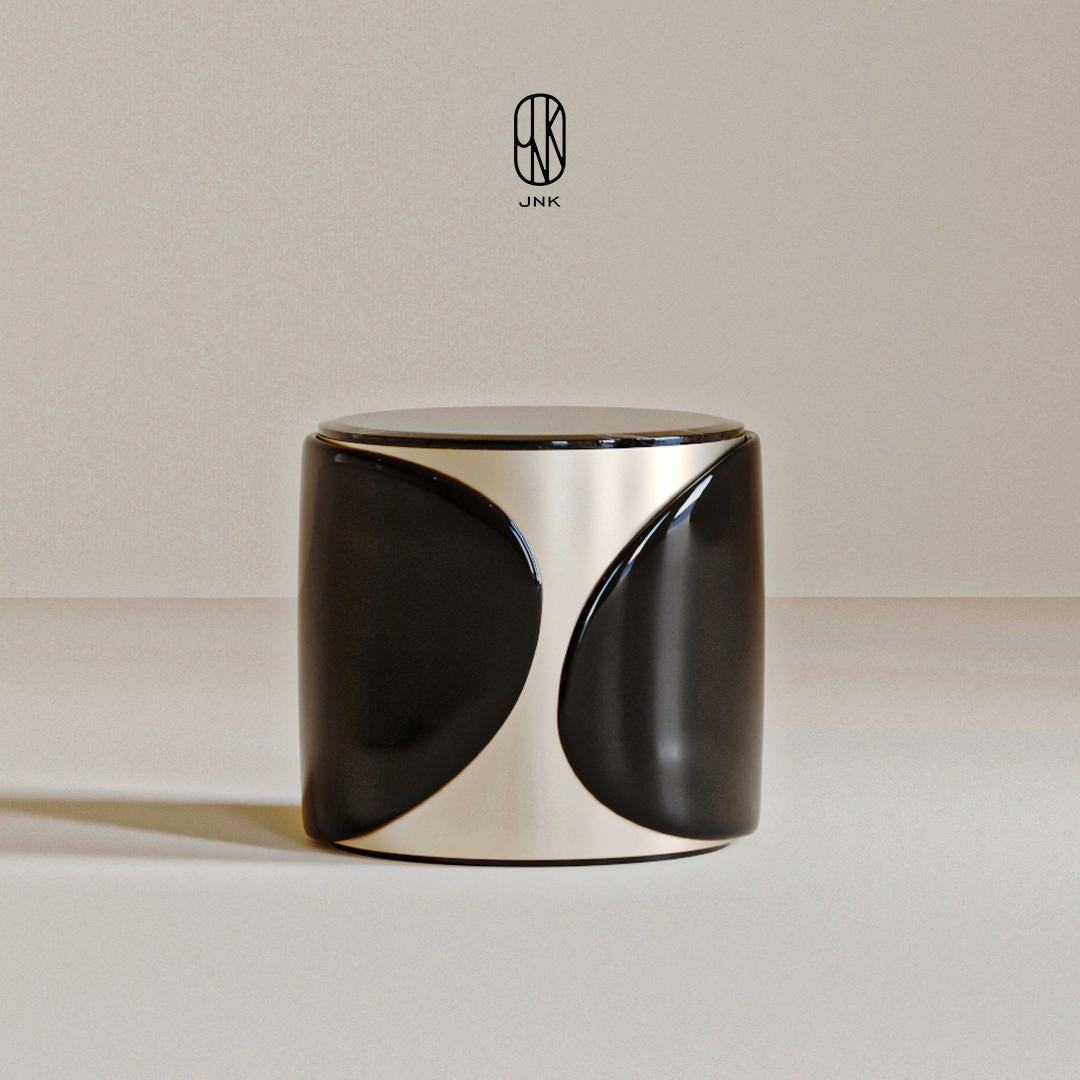 Moderne Contraste épuré : The Modern Elegance de la table de nuit Torres de JNK en vente