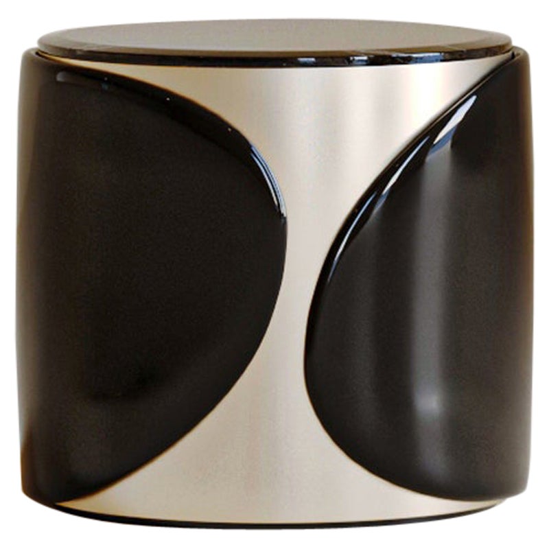 Contraste épuré : The Modern Elegance de la table de nuit Torres de JNK en vente