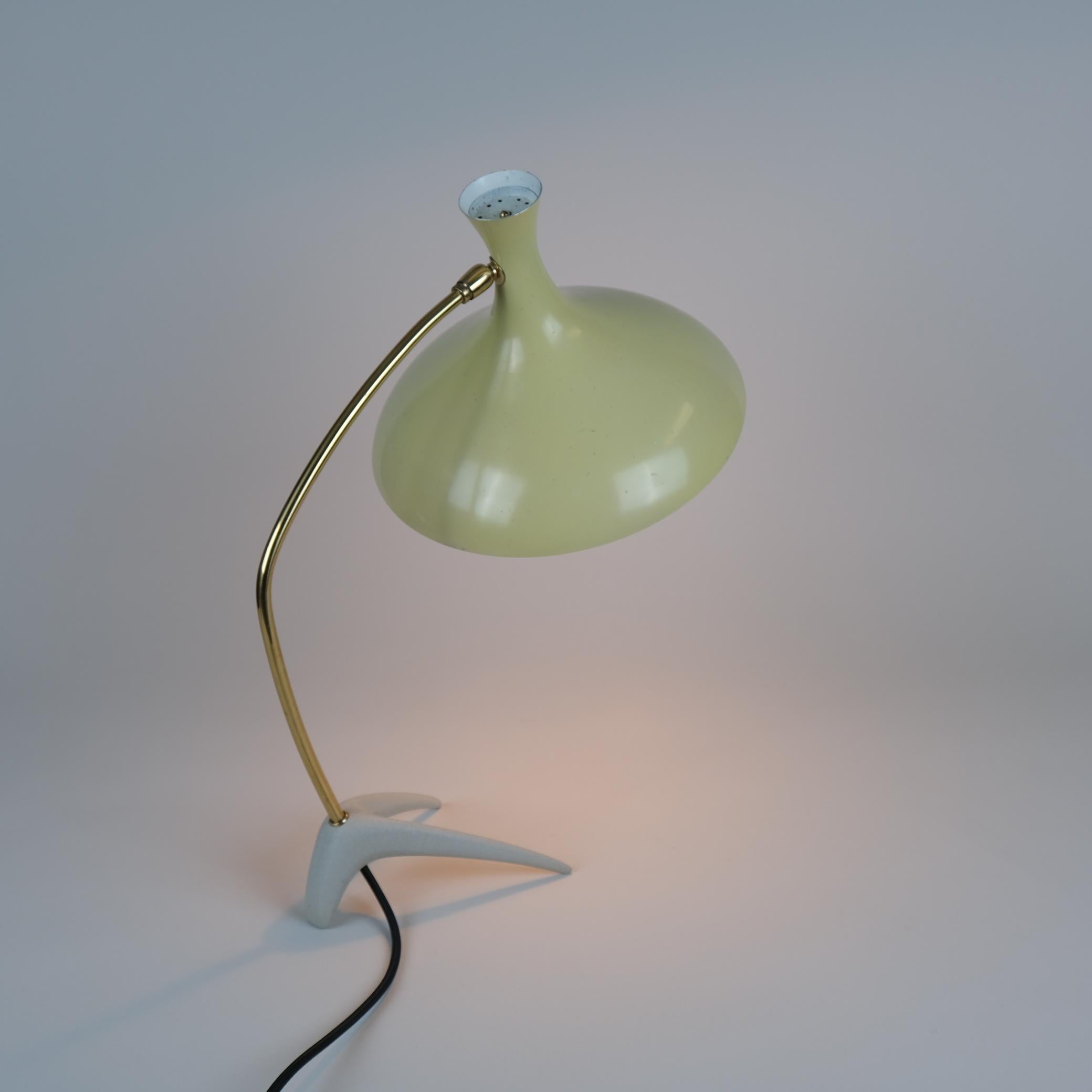 Une belle lampe épurée de Karl-Heinz Kinsky pour Cosack avec une base en patte d'oie. La lampe est en très bon état d'origine et vintage à l'exception des fils qui ont été changés. L'abat-jour est réglable et le rend parfait pour les bureaux