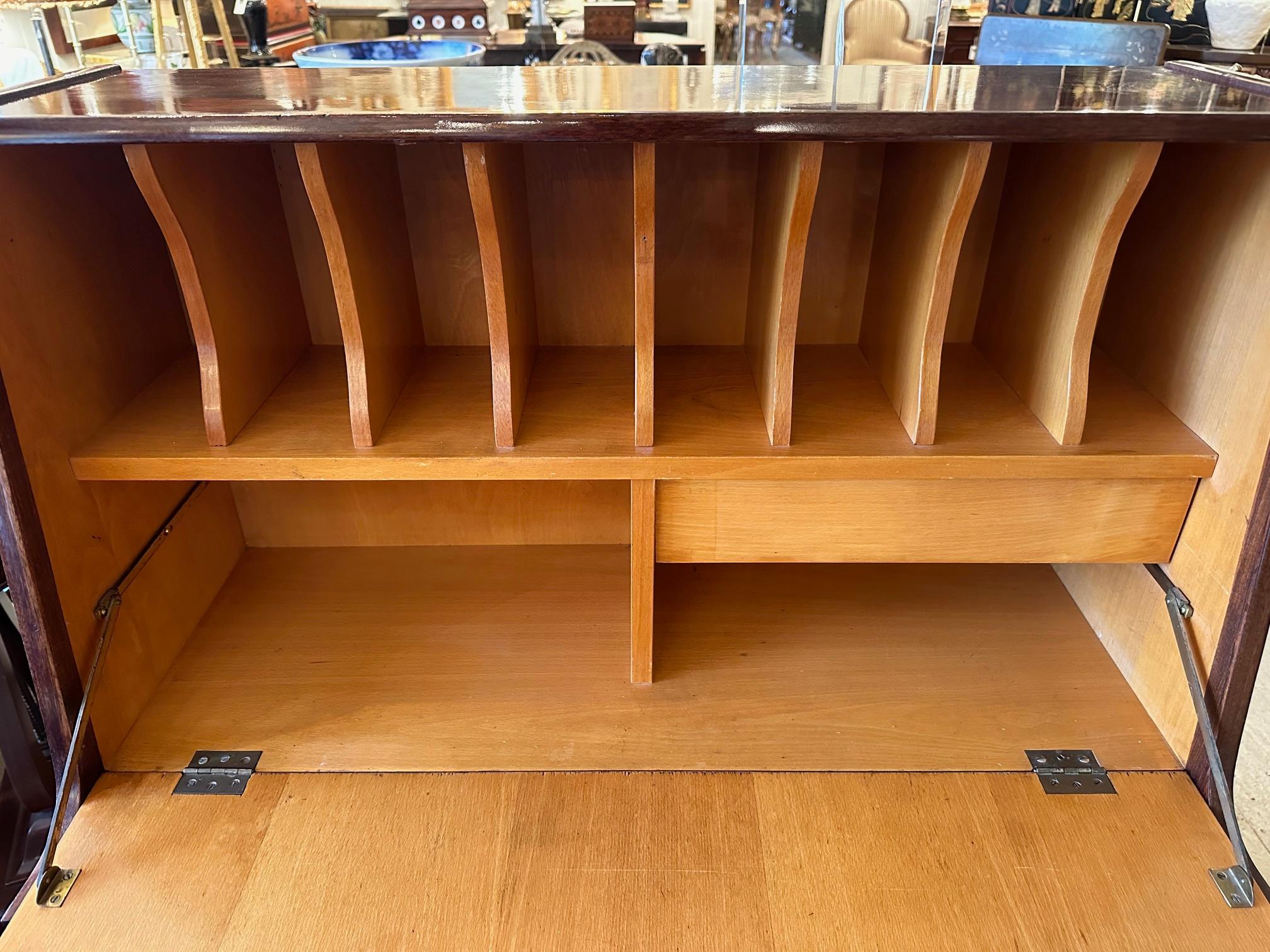 Mid-Century moderno Elegante scrivania danese di design della metà del secolo moderno in vendita