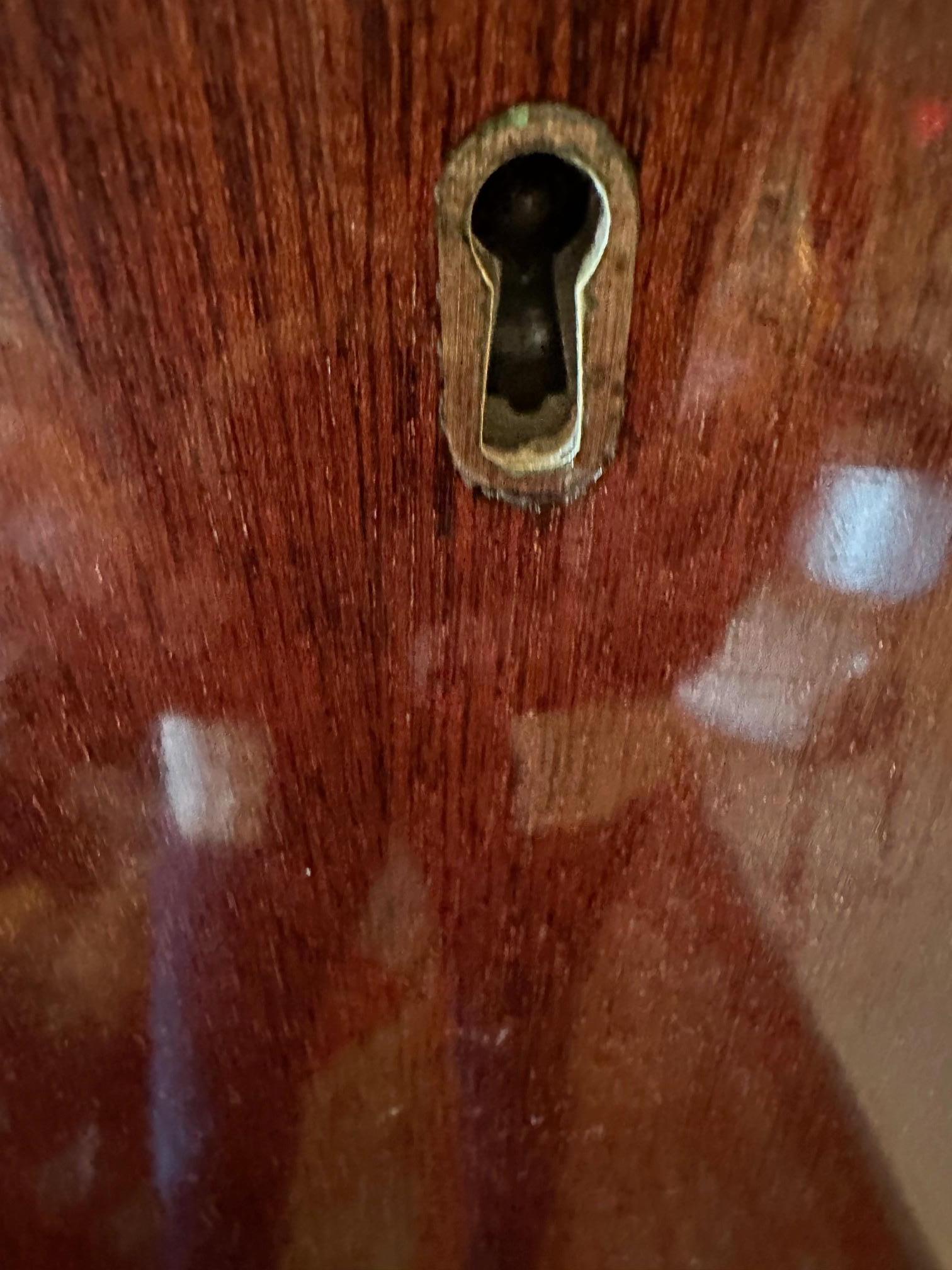 Impiallacciato Elegante scrivania danese di design della metà del secolo moderno in vendita