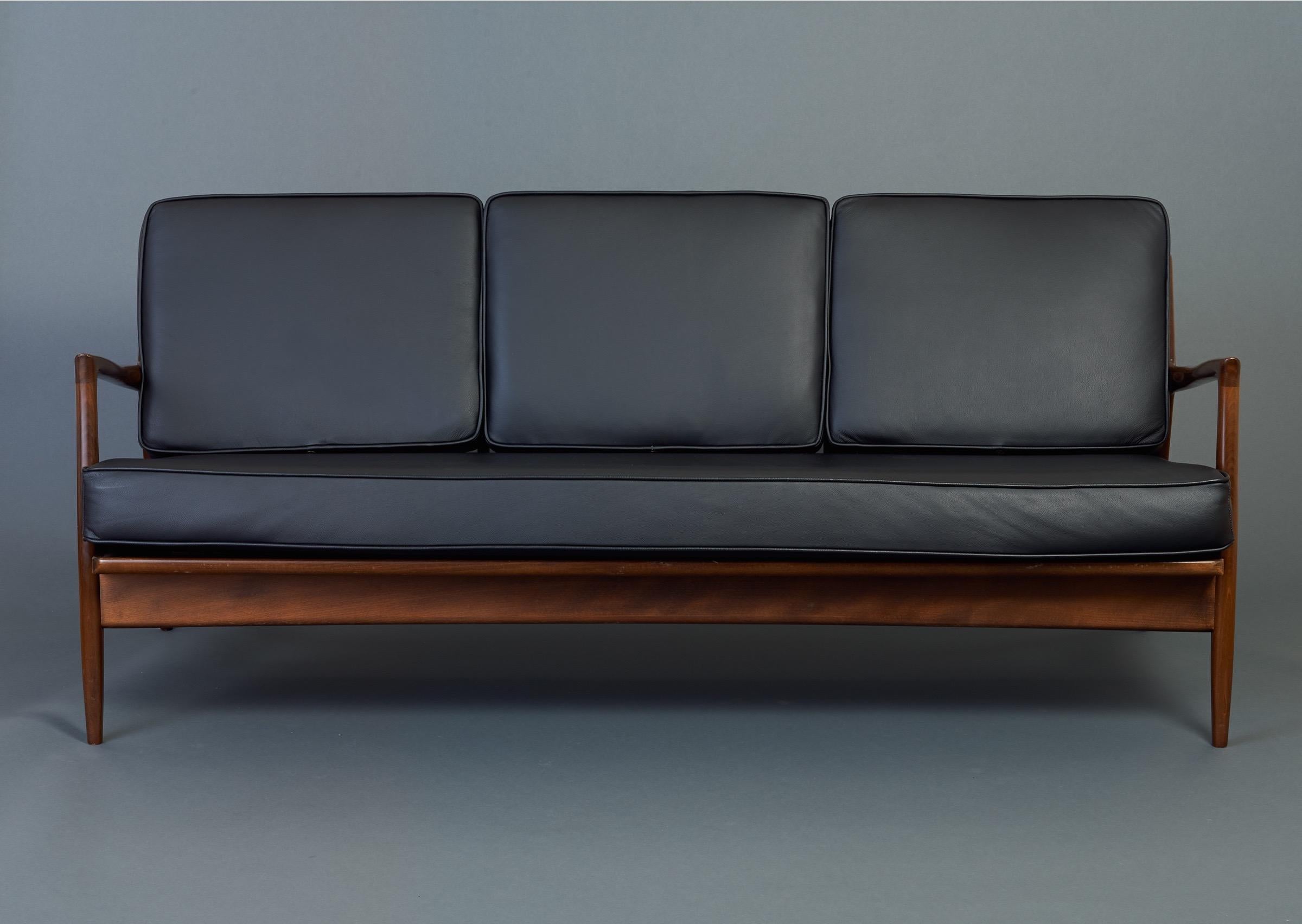 Elegantes modernes dänisches Sofa von Ib Kofod-Larsen aus Teakholz und schwarzem Leder, 1950er Jahre (Dänisch) im Angebot