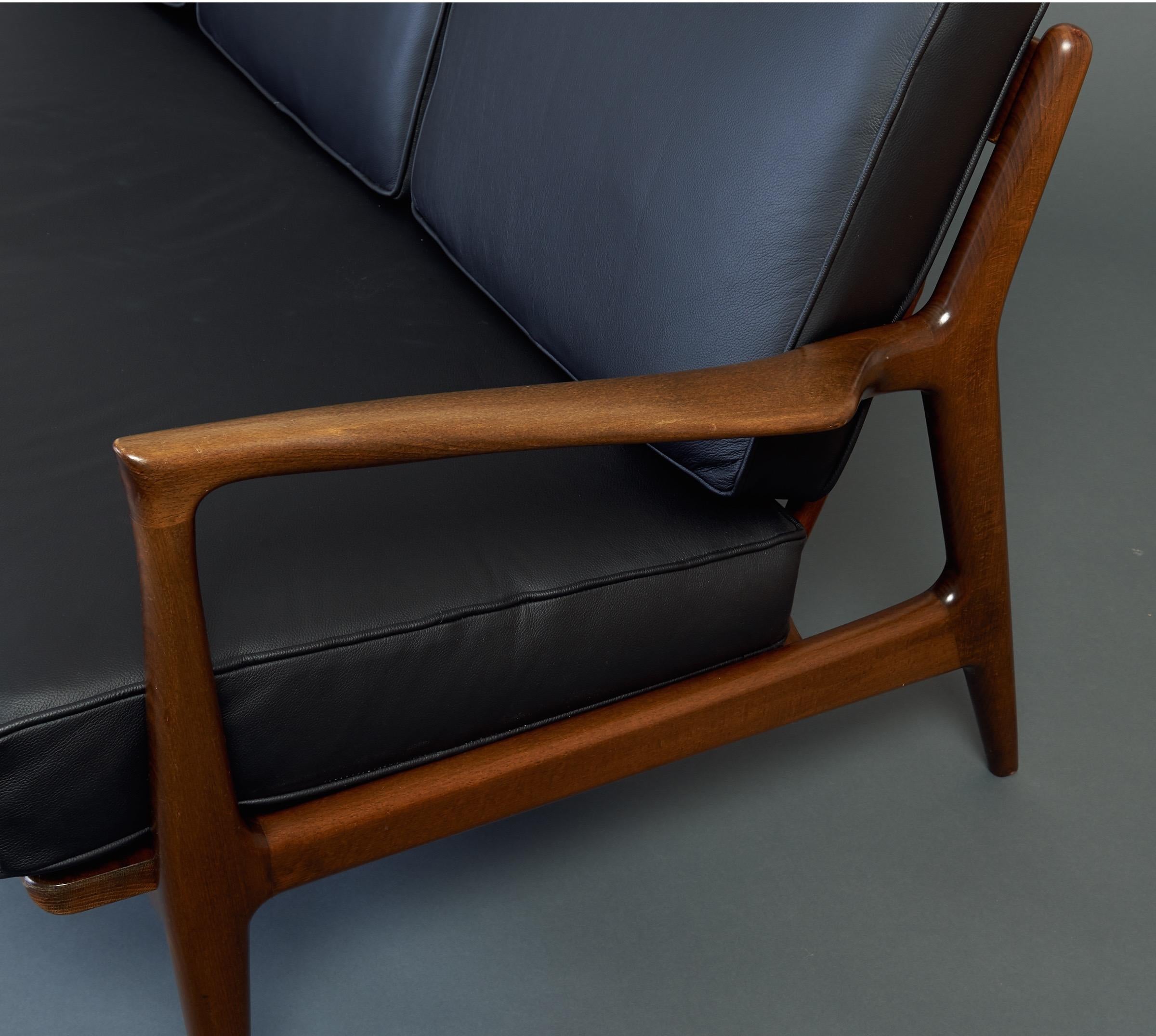 Elegantes modernes dänisches Sofa von Ib Kofod-Larsen aus Teakholz und schwarzem Leder, 1950er Jahre im Angebot 2