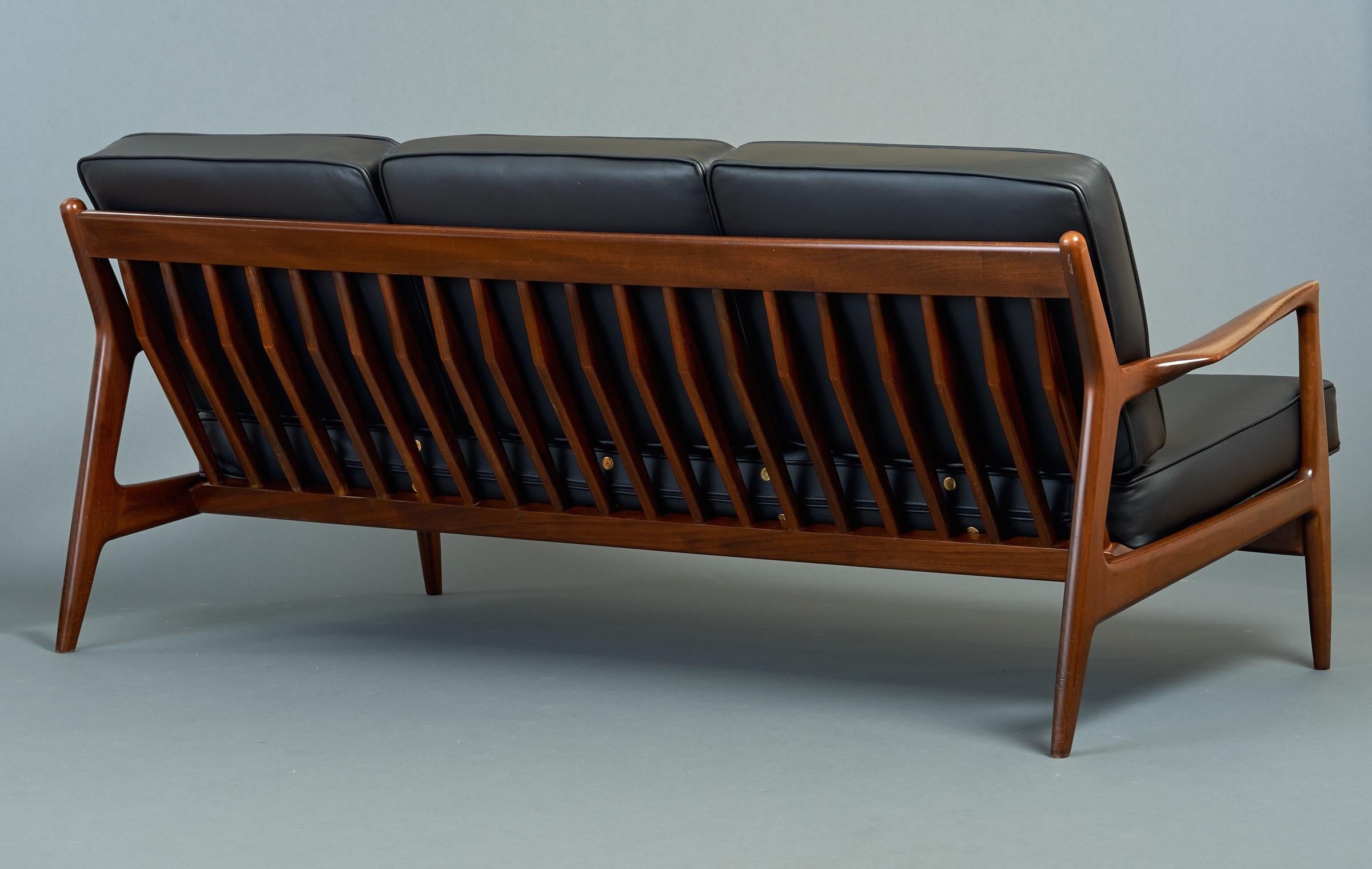 Elegantes modernes dänisches Sofa von Ib Kofod-Larsen aus Teakholz und schwarzem Leder, 1950er Jahre (Moderne der Mitte des Jahrhunderts) im Angebot