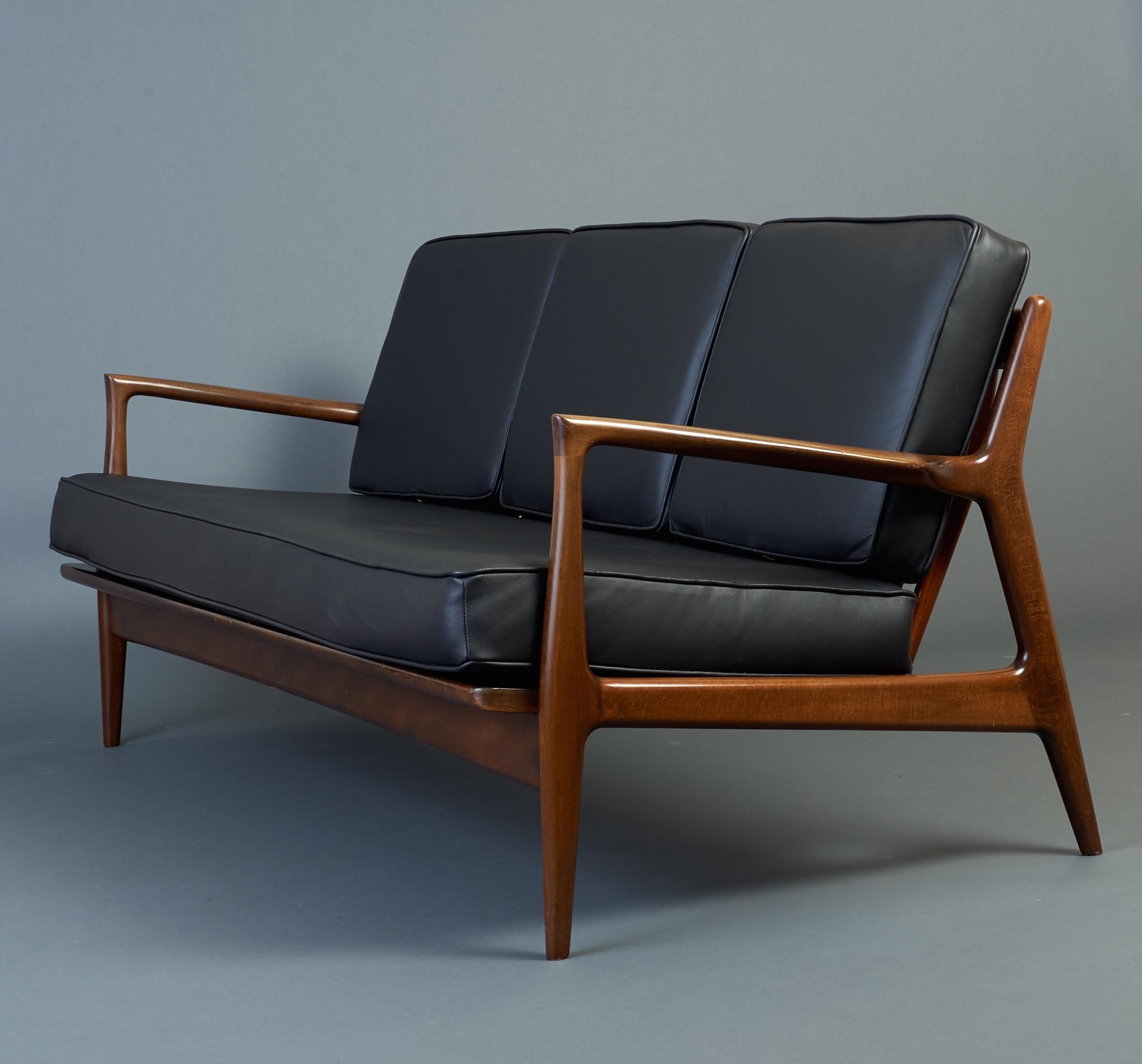 Elegantes modernes dänisches Sofa von Ib Kofod-Larsen aus Teakholz und schwarzem Leder, 1950er Jahre (Gebeizt) im Angebot