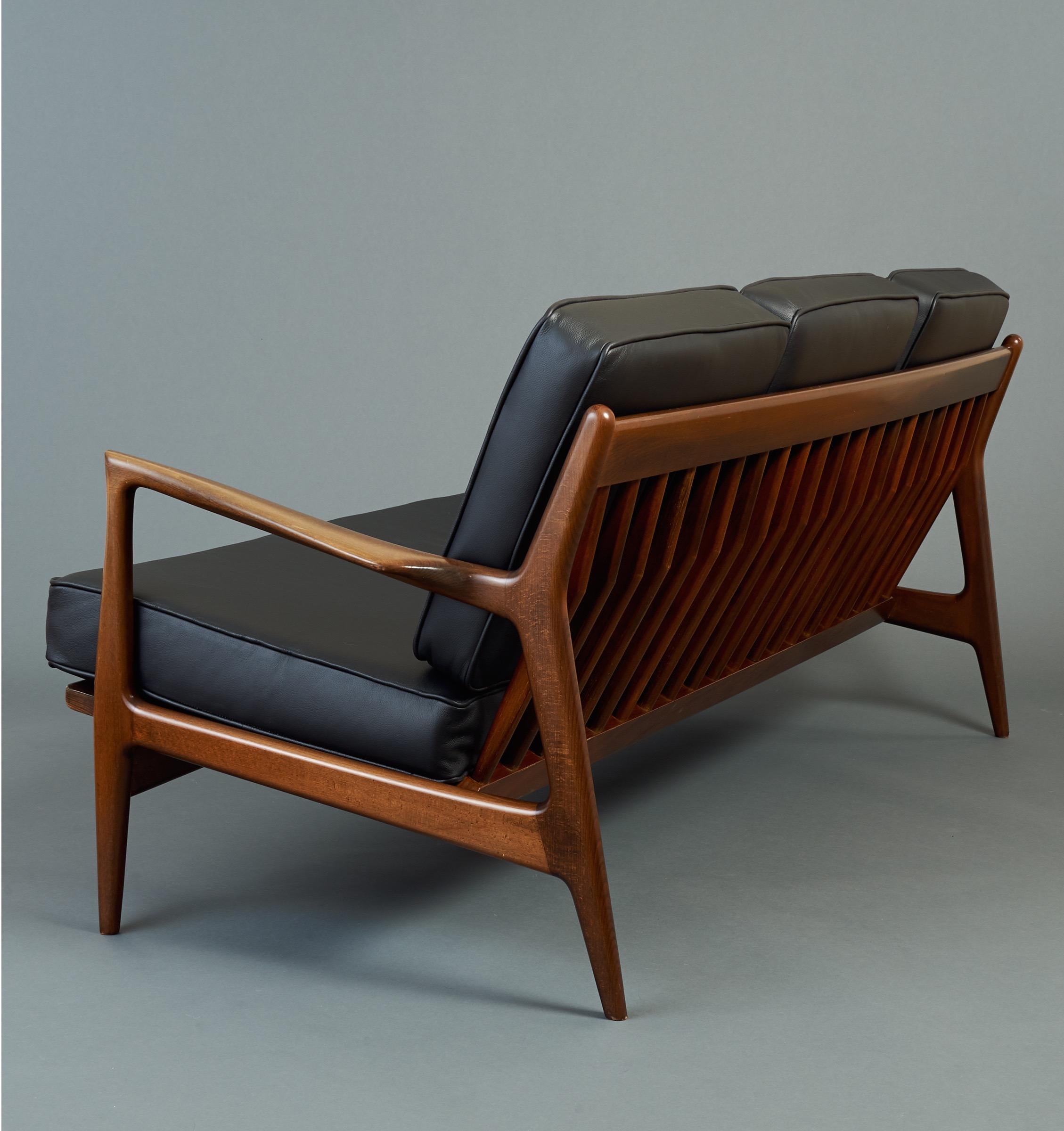 Elegantes modernes dänisches Sofa von Ib Kofod-Larsen aus Teakholz und schwarzem Leder, 1950er Jahre im Zustand „Gut“ im Angebot in New York, NY