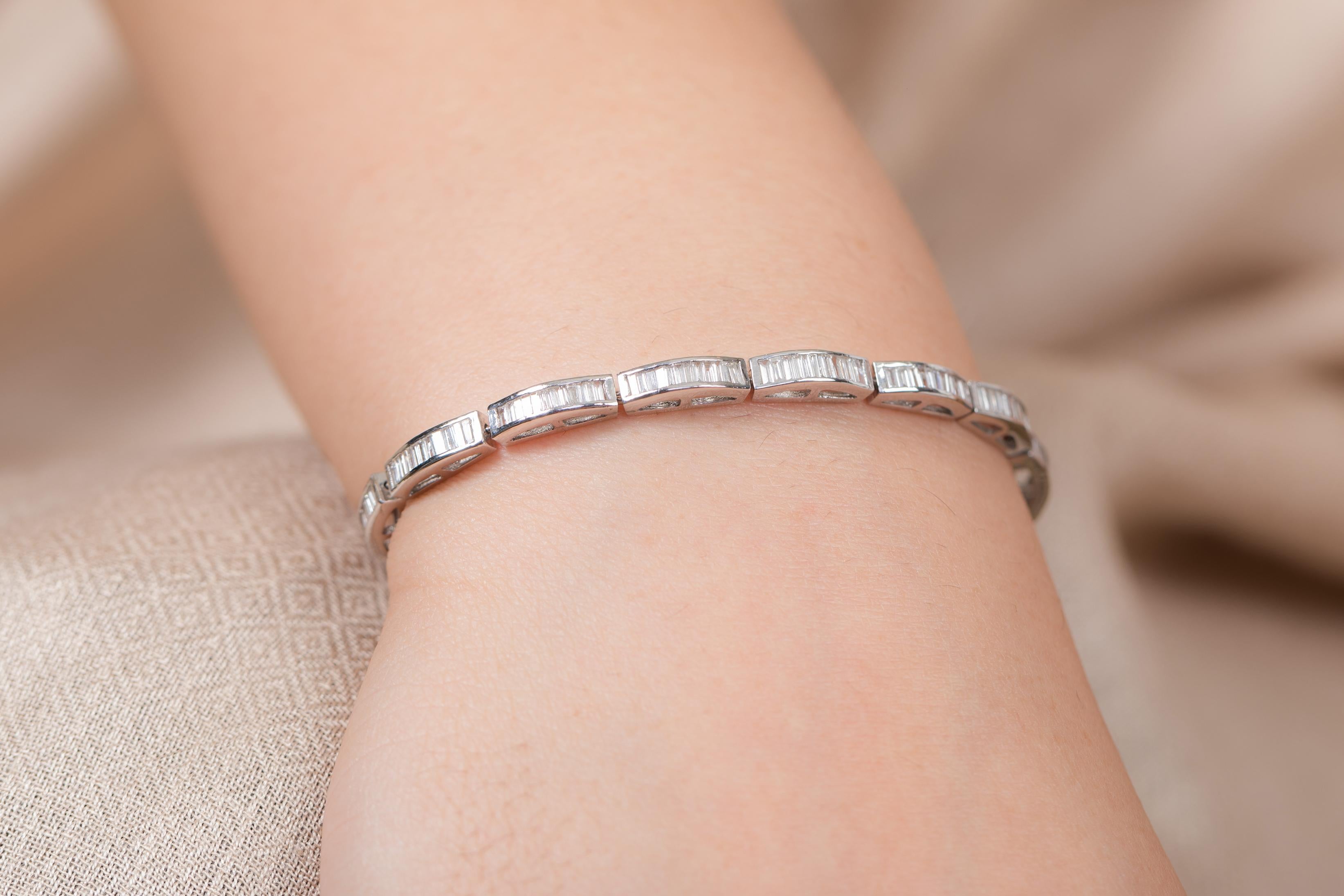 Questo bracciale di fidanzamento con diamanti baguette da 2,19 carati in oro 18 carati sfoggia diamanti naturali scintillanti per un peso di 2,19 carati. 
Il diamante, pietra natale di aprile, porta amore, fama, successo e prosperità.
Progettato con