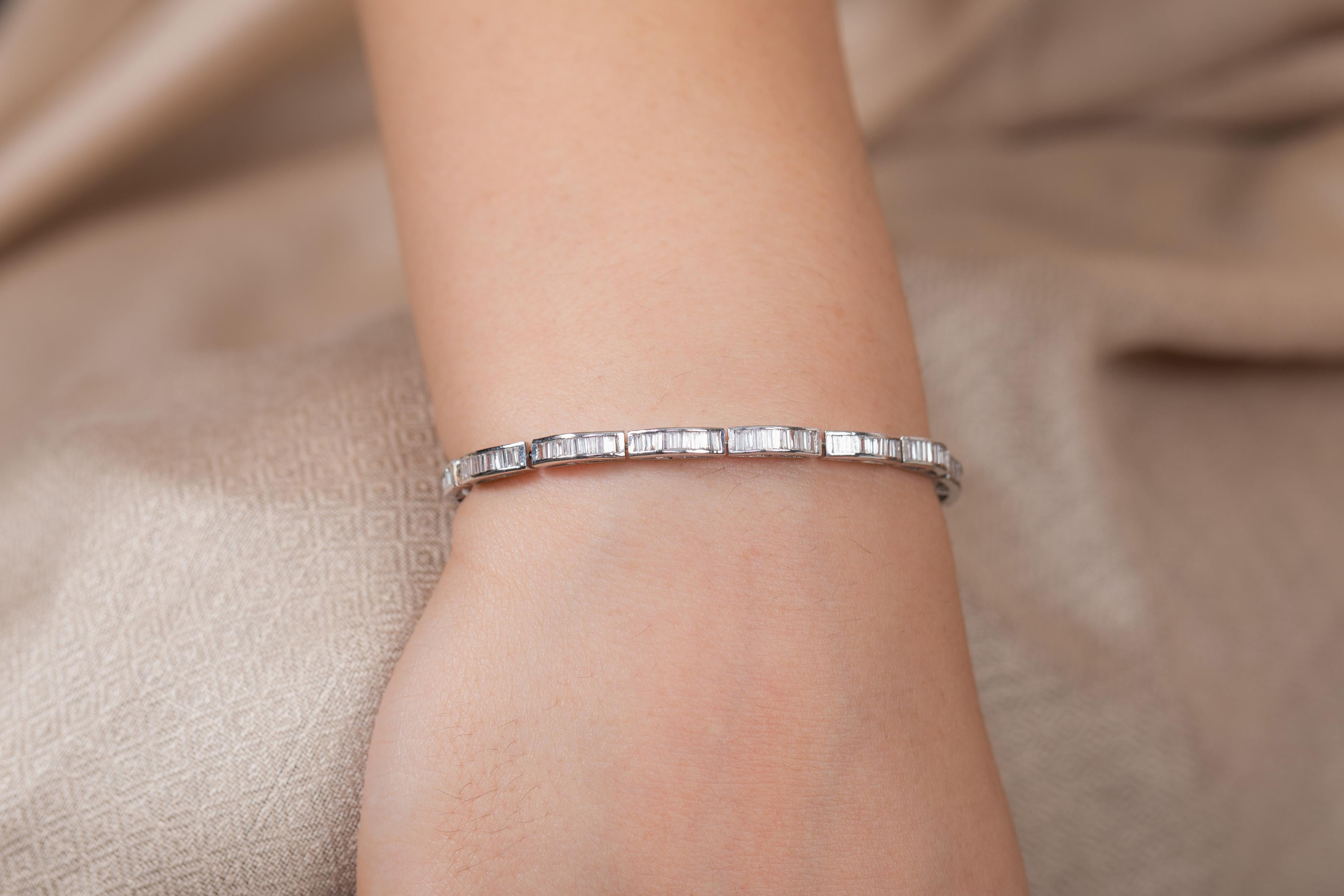 Taglio baguette Bracciale di fidanzamento con diamante baguette da 2,19 carati in oro bianco massiccio 18k in vendita