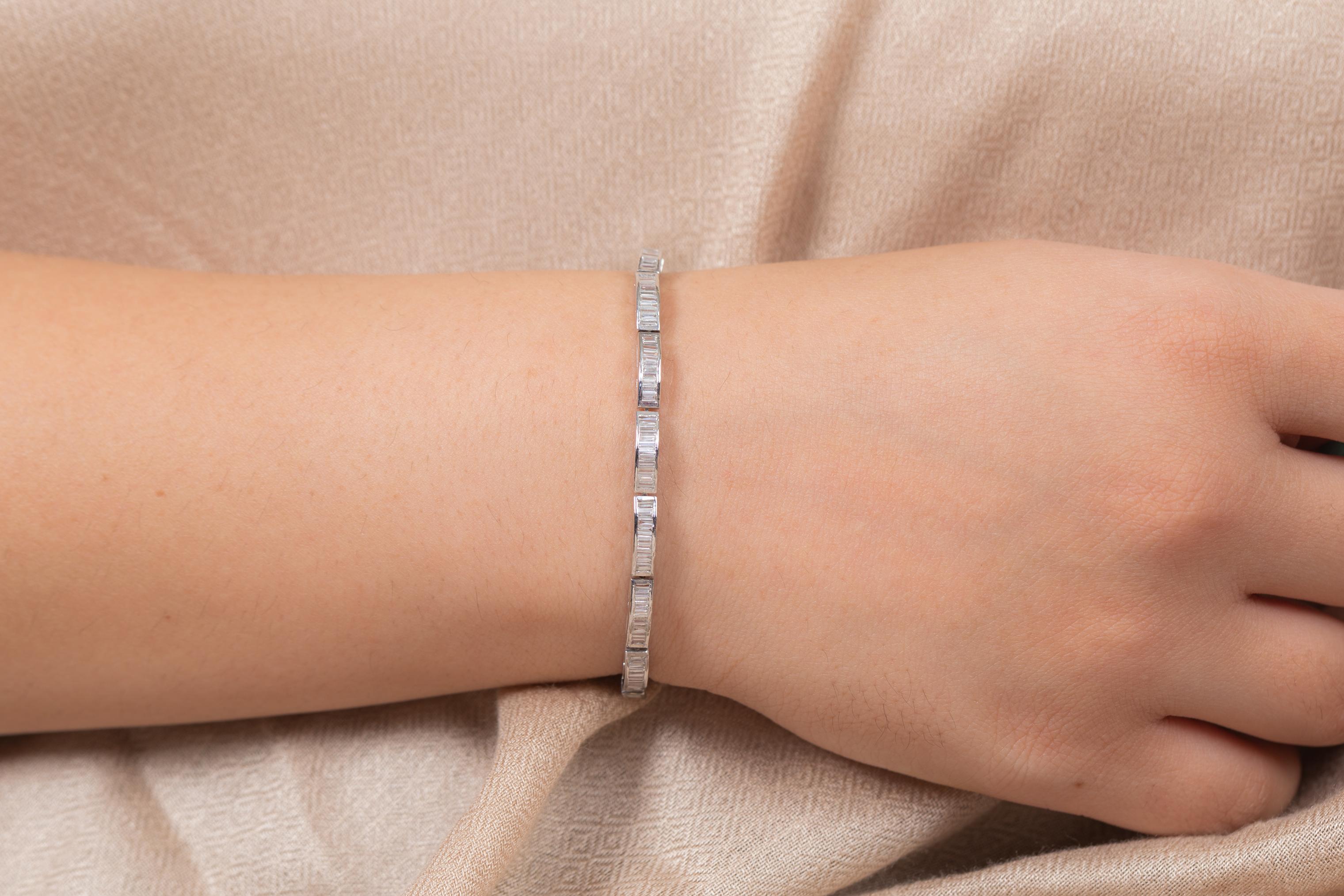 Donna Bracciale di fidanzamento con diamante baguette da 2,19 carati in oro bianco massiccio 18k in vendita