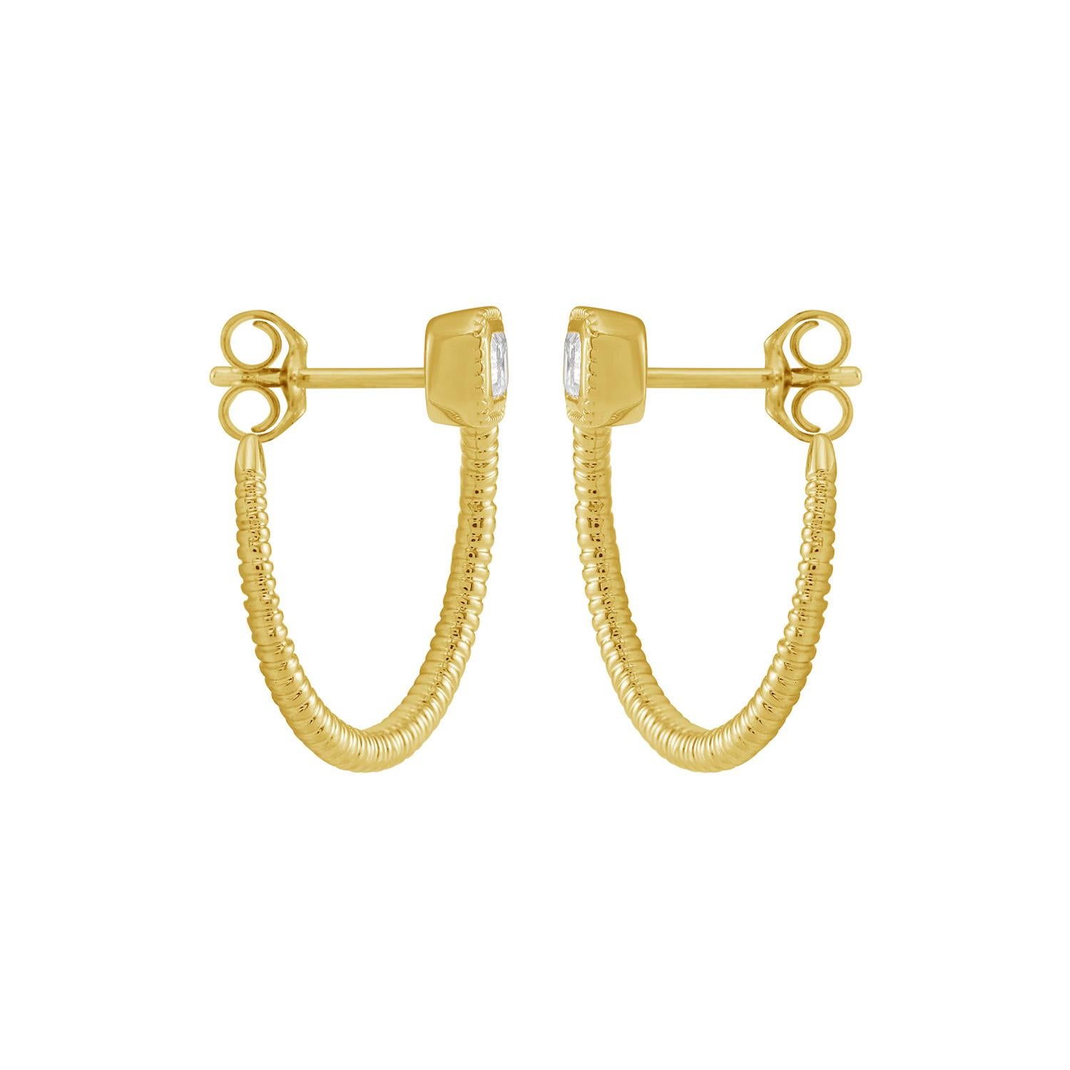 Diese eleganten Creolen bieten einen modernen Look mit einer subtilen, strukturierten Oberfläche, die durch 0,36 Karat Diamanten hervorgehoben wird. Die aus 14-karätigem Gelbgold gefertigten Schmuckstücke bieten ein ausgewogenes Verhältnis zwischen