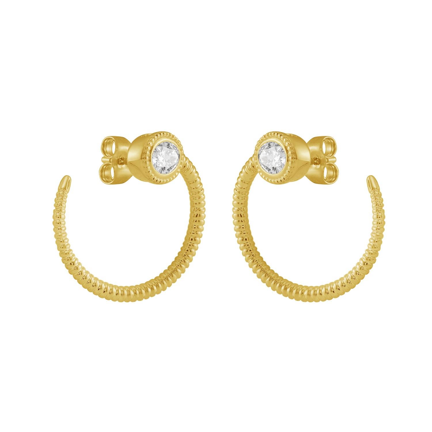 Questi orecchini a cerchio scultorei uniscono una texture sottile e una brillantezza che cattura la luce, con 0,38 carati di diamanti incastonati in un'elegante montatura in oro 14KT. Con la loro finitura raffinata e il bordo contemporaneo,