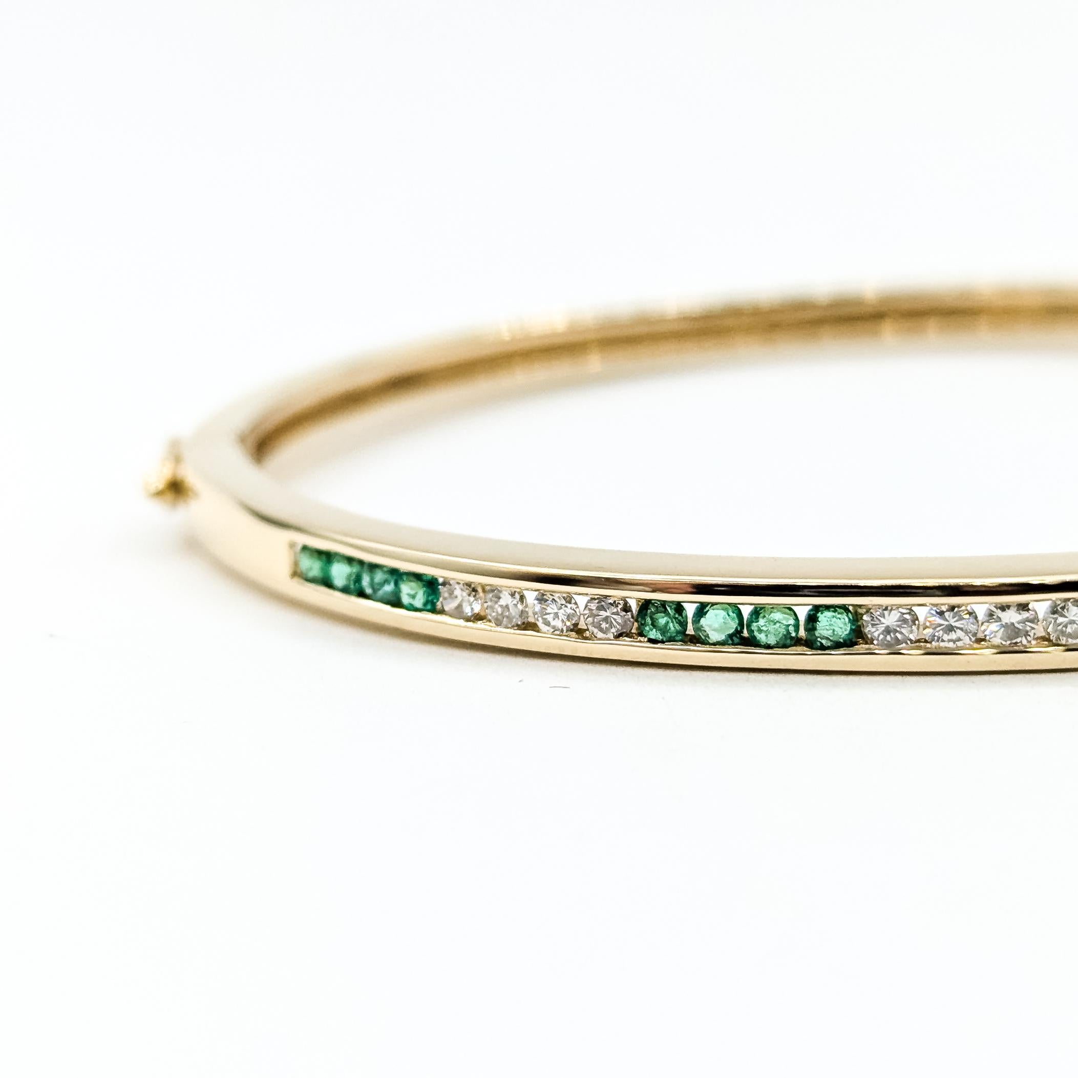 Bracelet élégant en or jaune 14k avec émeraudes et diamants

Ce bracelet classique à charnière présente une alternance d'émeraudes rondes et de diamants ronds, chacun totalisant environ 0,50ctw. Les émeraudes d'un vert éclatant sont associées à des