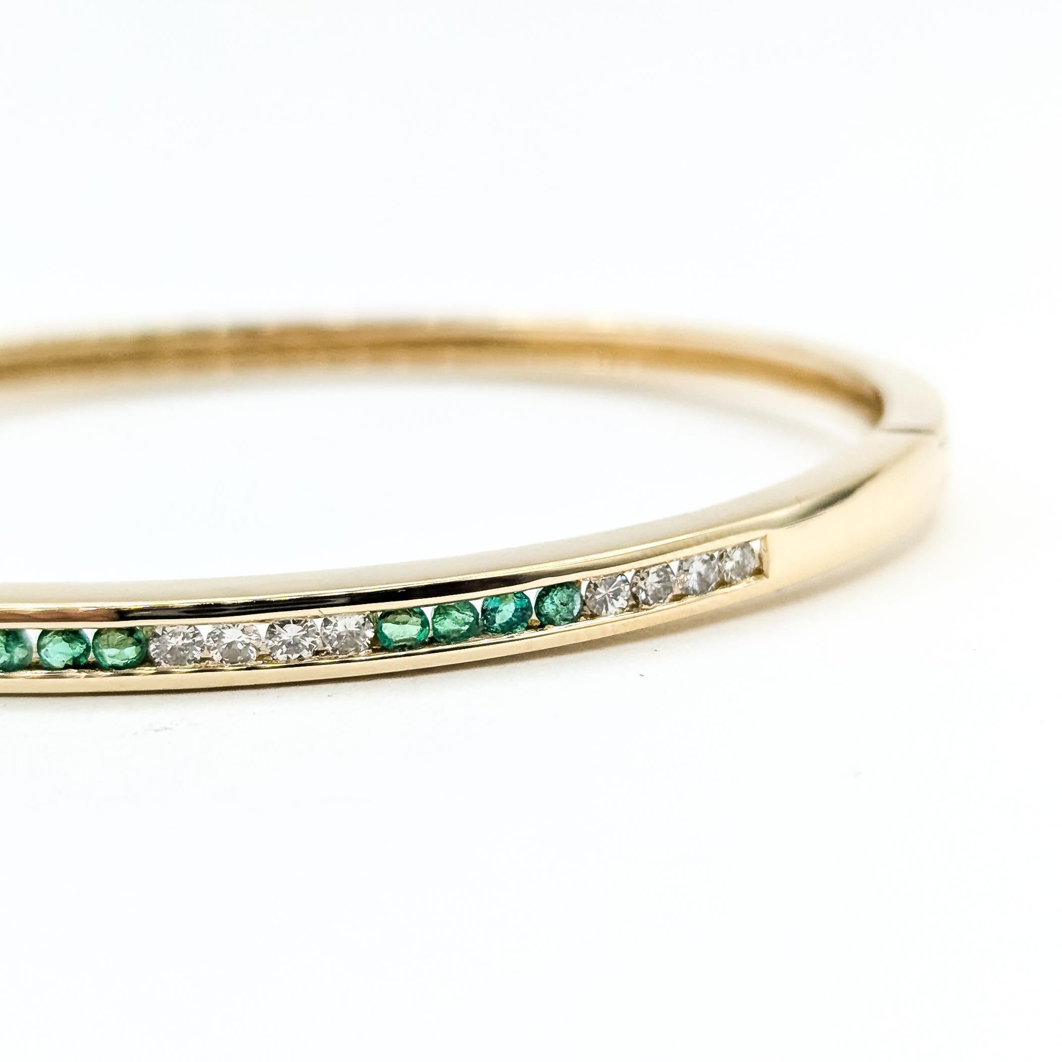 Contemporain Bracelet élégant en or jaune 14k avec émeraudes et diamants en vente