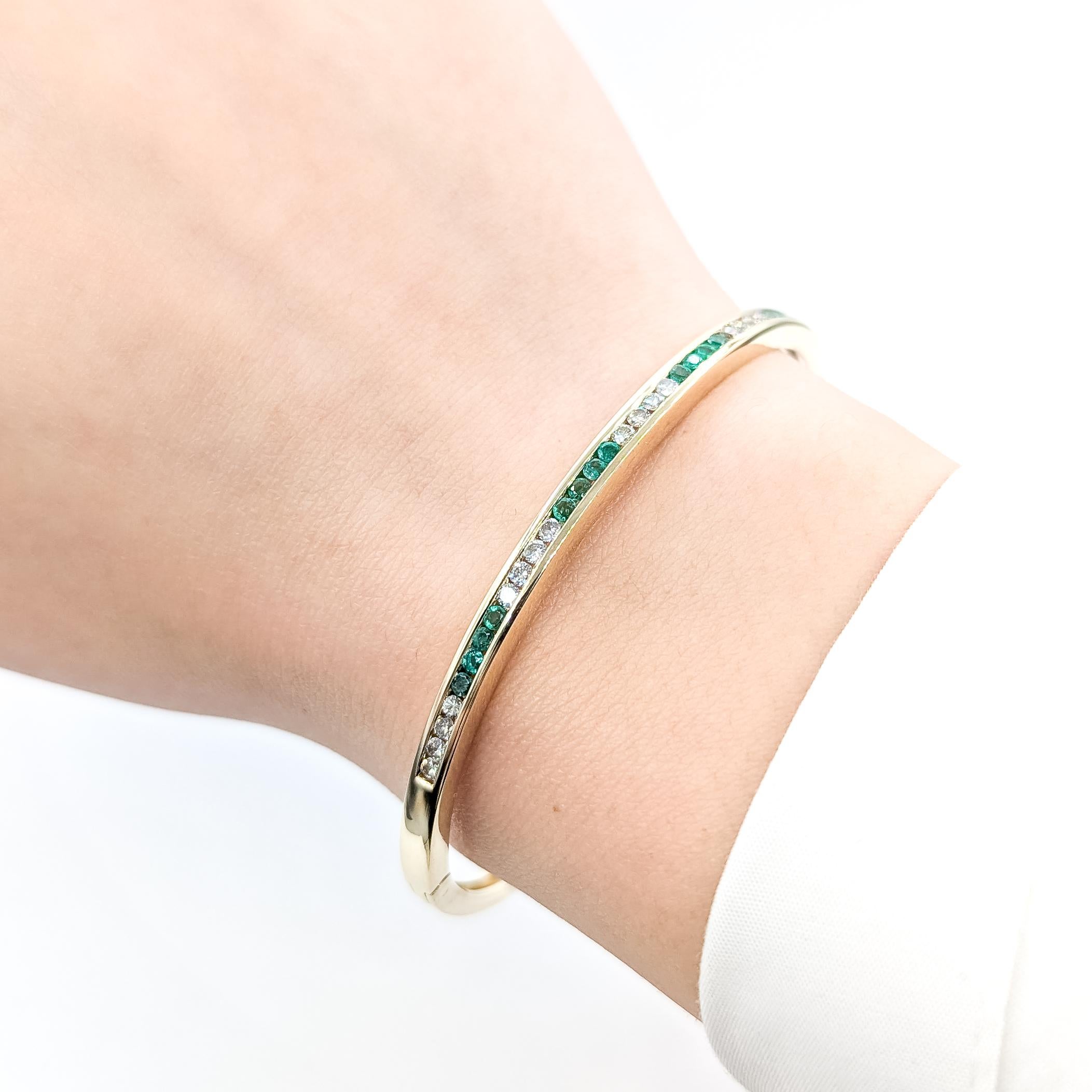 Taille ronde Bracelet élégant en or jaune 14k avec émeraudes et diamants en vente