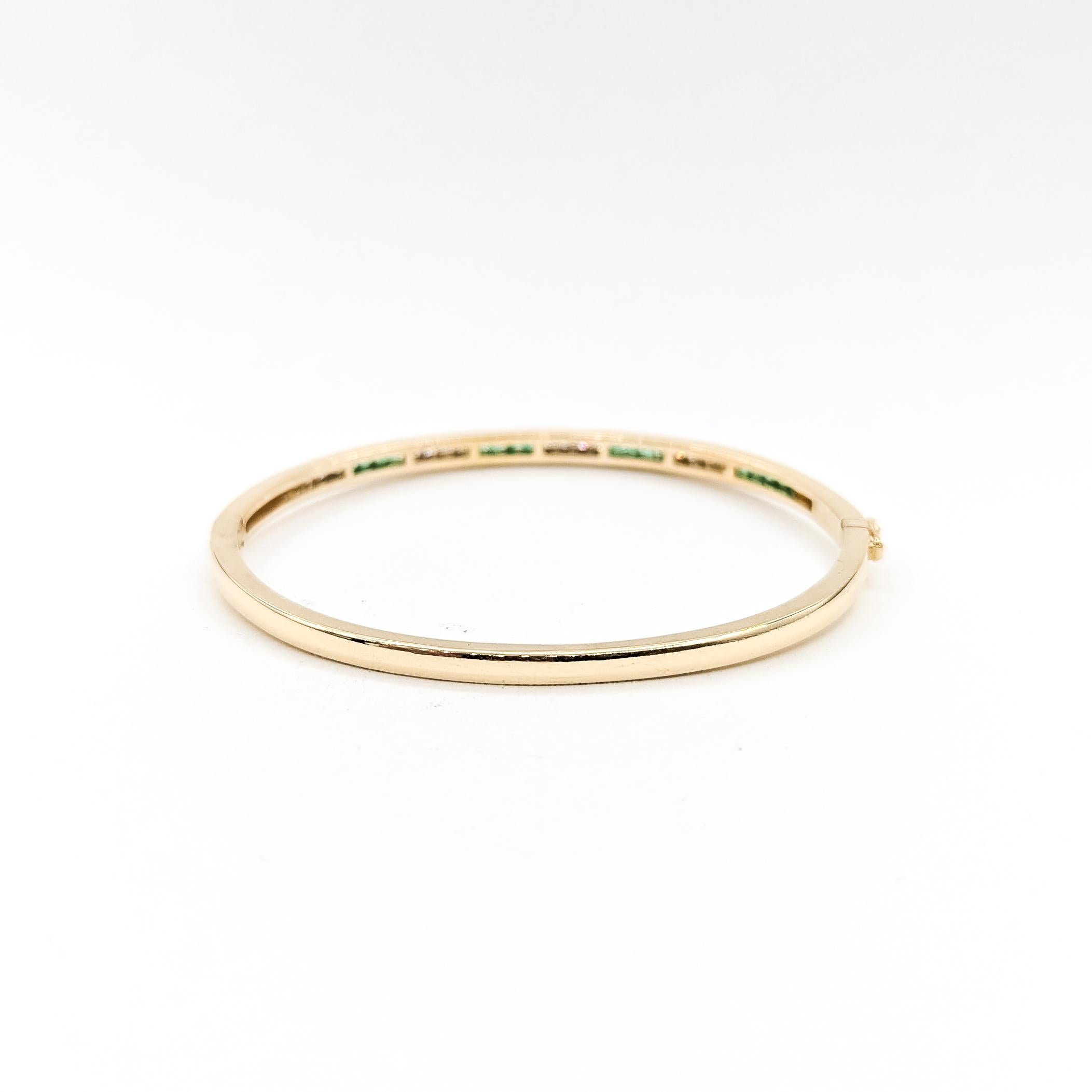 Bracelet élégant en or jaune 14k avec émeraudes et diamants Pour femmes en vente
