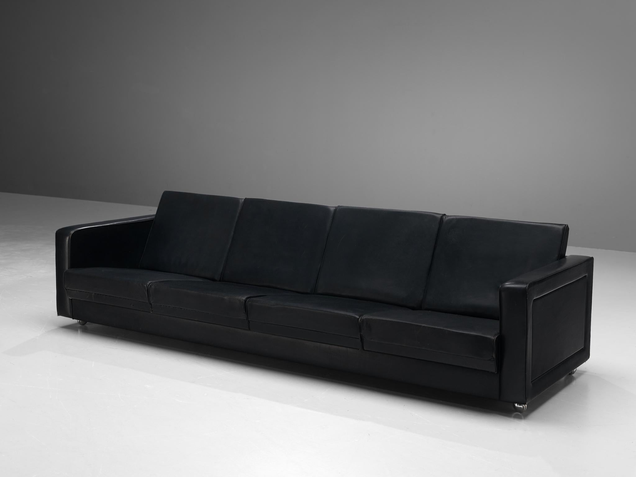 Canapé, similicuir, métal, Danemark, années 1960.

Ce canapé quatre places est simpliste, mais son design est élégant. Grâce à la couleur noire générale du similicuir, le canapé rayonne de douceur et souligne le design épuré. Il met donc en valeur