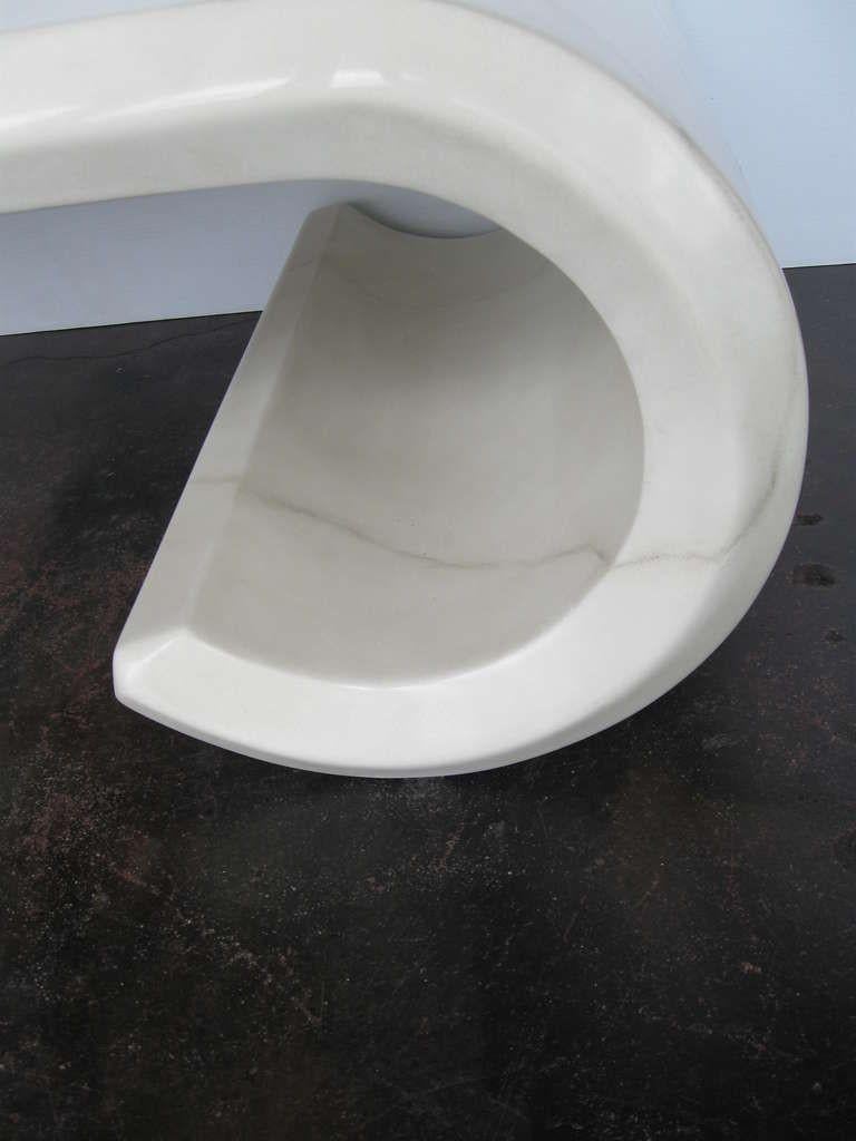 Table basse en forme de cascade avec une finition en faux marbre.