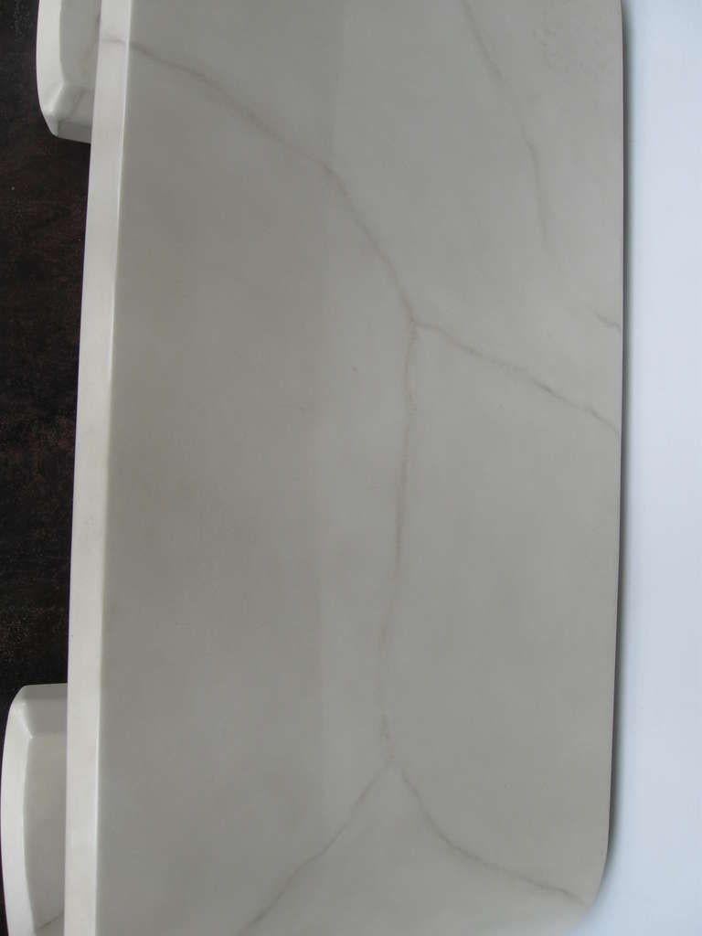 Table basse élégante de style Karl Springer Bon état - En vente à Los Angeles, CA