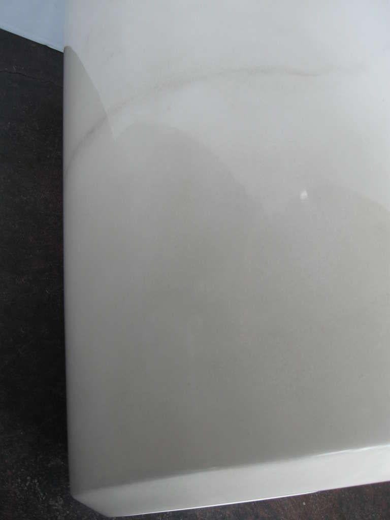Marbre Table basse élégante de style Karl Springer en vente