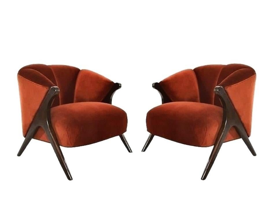Cette luxueuse paire de chaises de salon Karpen modernistes embellit votre intérieur. Parfaitement proportionnés, ils présentent tous une silhouette sculpturale en forme de tonneau, avec une touche audacieuse et moderne. Les chaises se distinguent