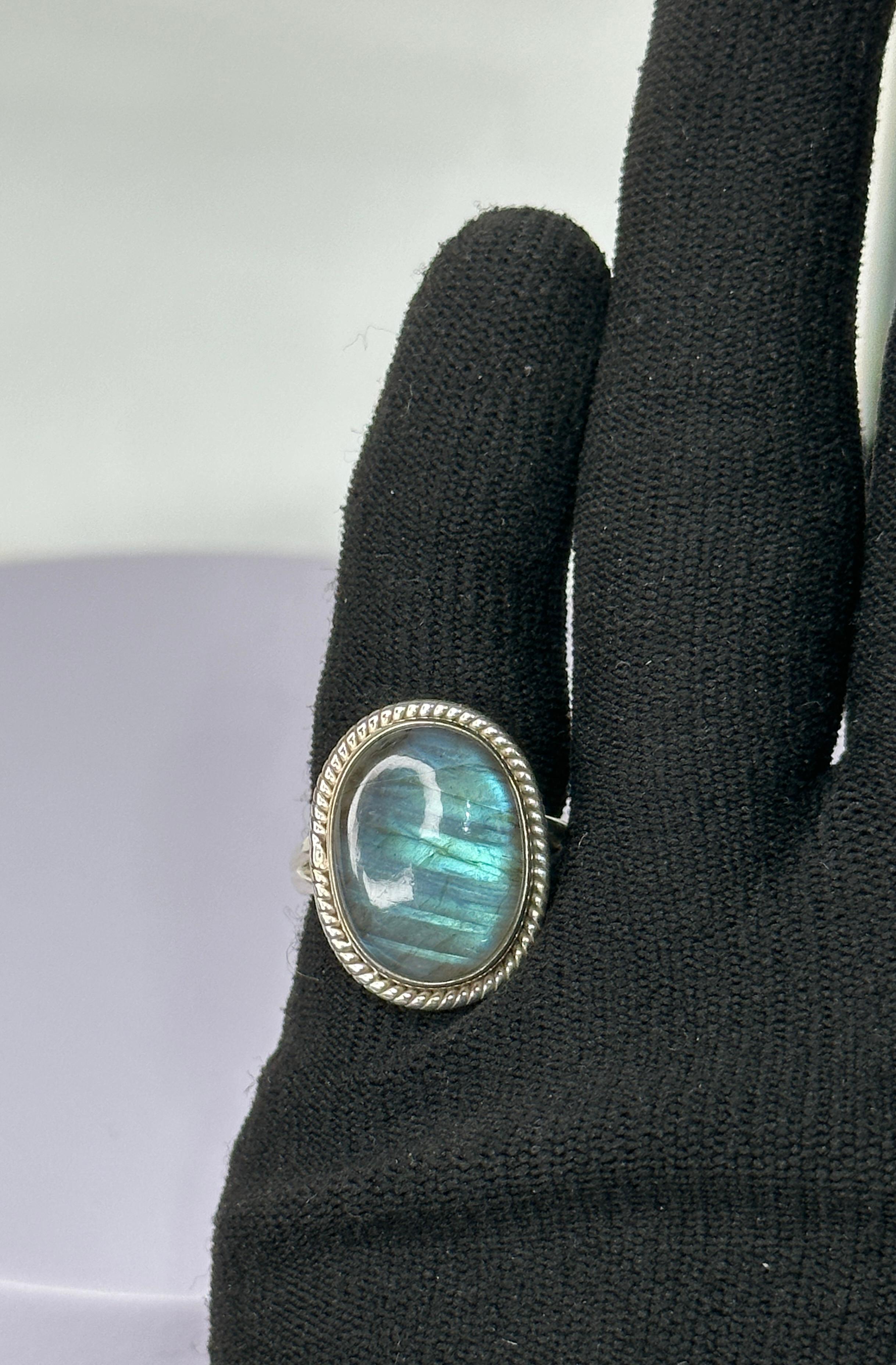 Sleek Labradorite 925 Sterling Silver Ring In Excellent Condition For Sale In Hua Hin, TH