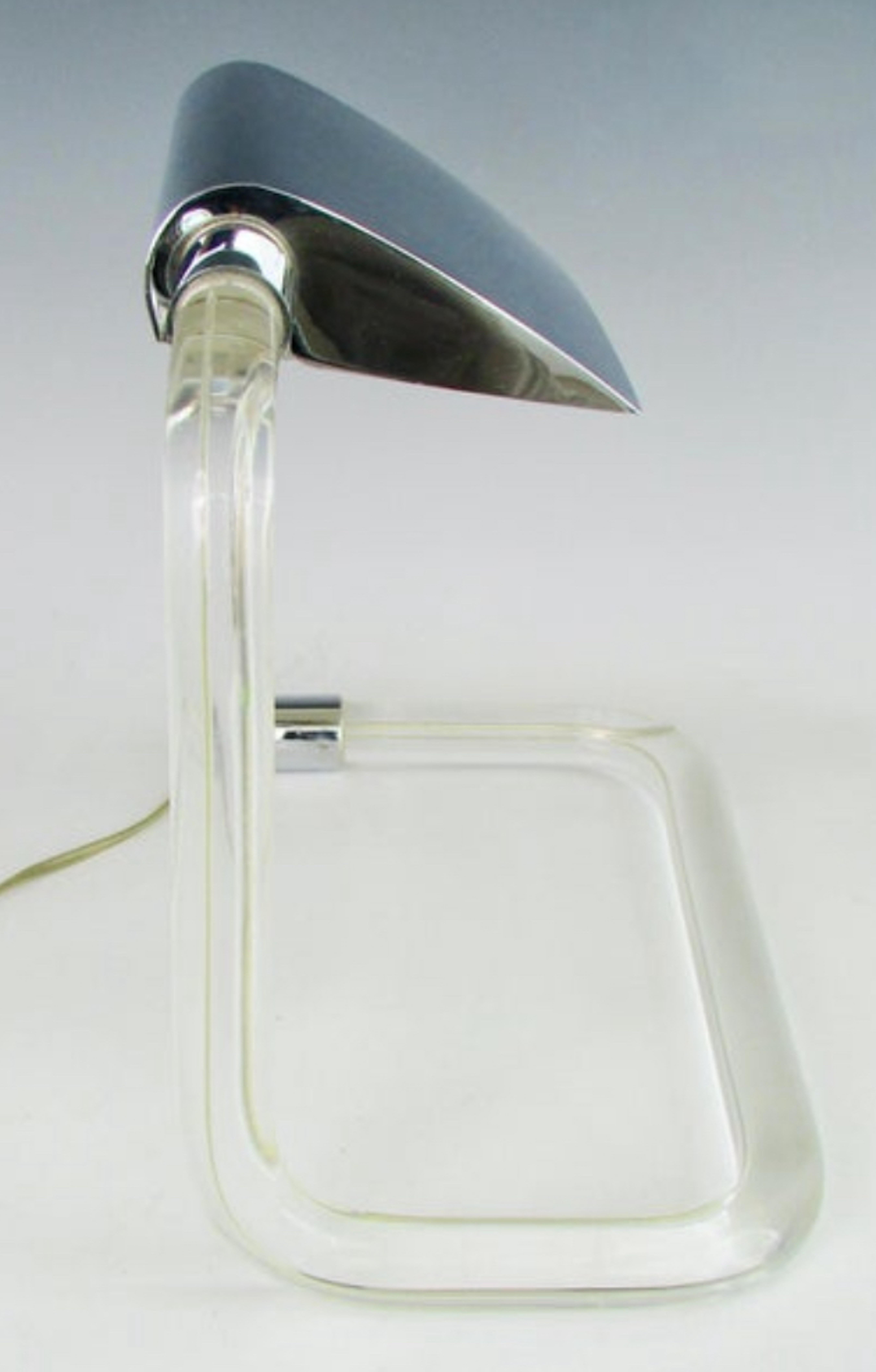 Elegante Schreibtischlampe aus Lucite und Chrom entworfen von Peter Hamburger für Kovacs Lighting  (amerikanisch) im Angebot