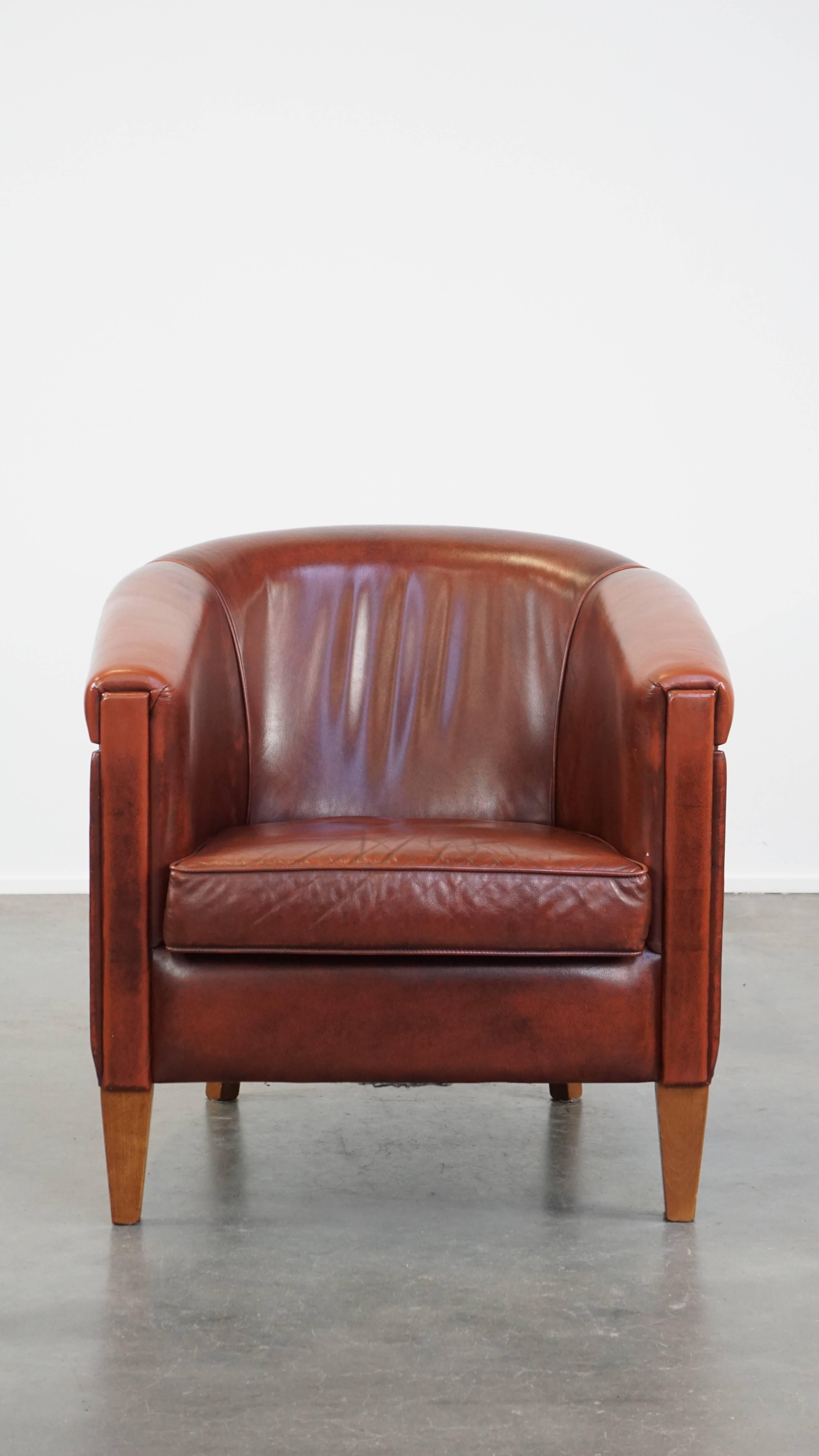 This fantastic oxblood red club armchair can easily be placed in almost any interior. It is sleekly finished and is a wonderful addition, so don’t miss this chance to bring it into your home! This club armchair comes with a removable seat cushion
