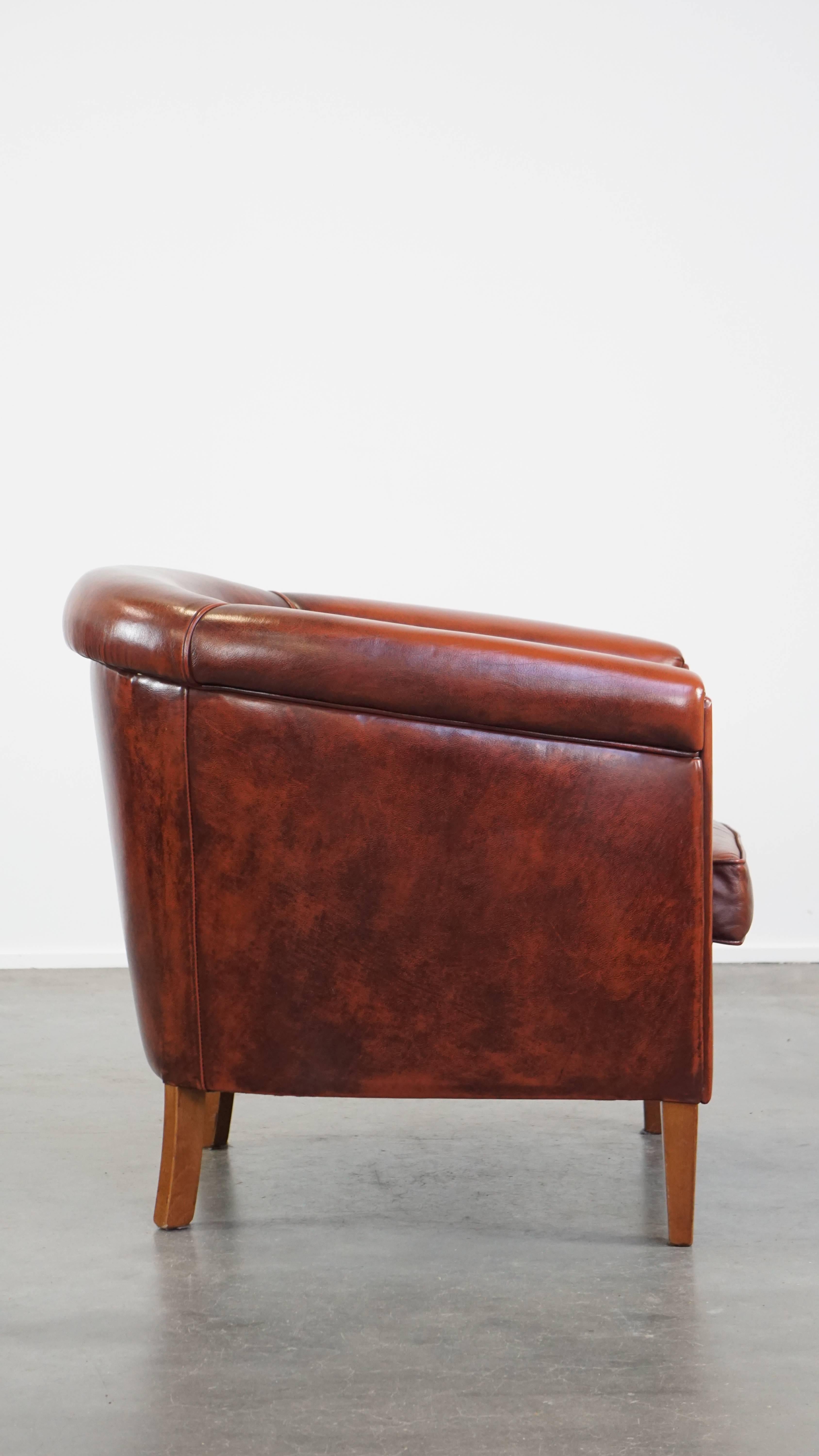 Hand-Crafted Sleek, luxurious cow leather oxblood red club chair in good condition For Sale
