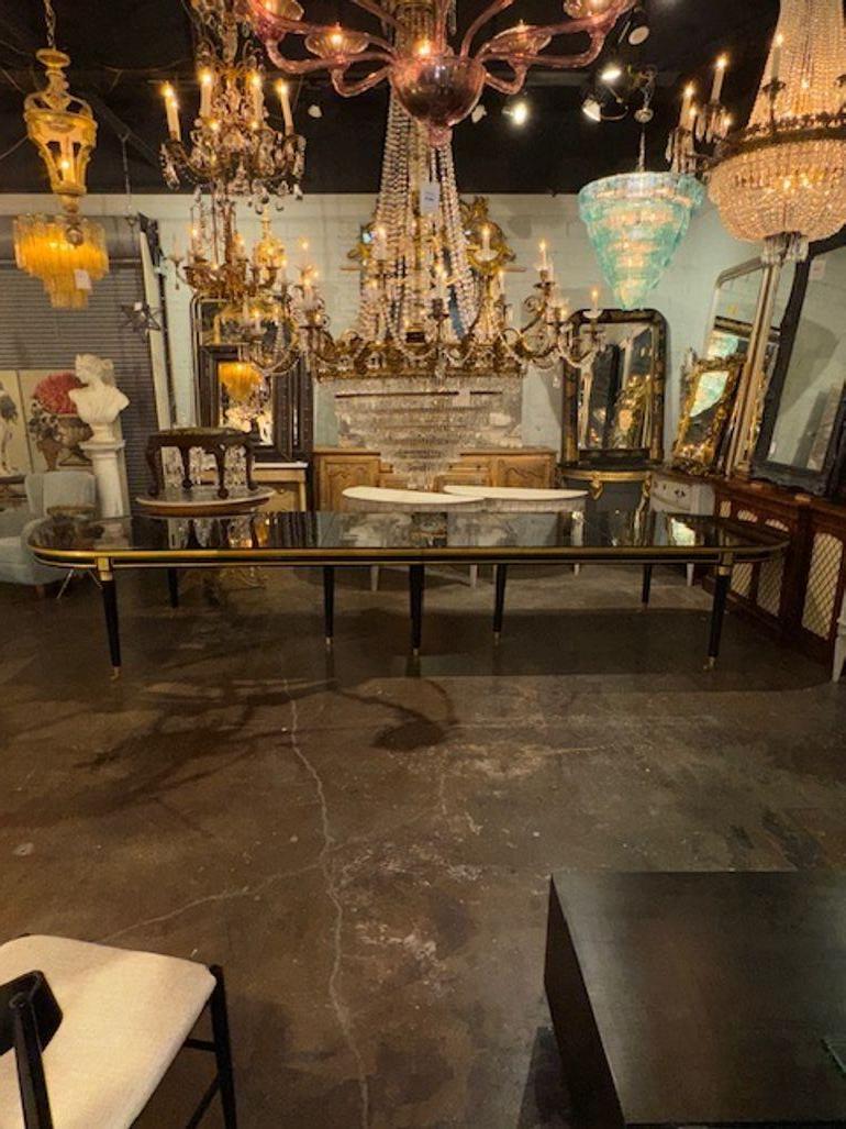 Elegante mesa de comedor Maison Jansen Manner lacada en negro piano con detalles de latón Italiano