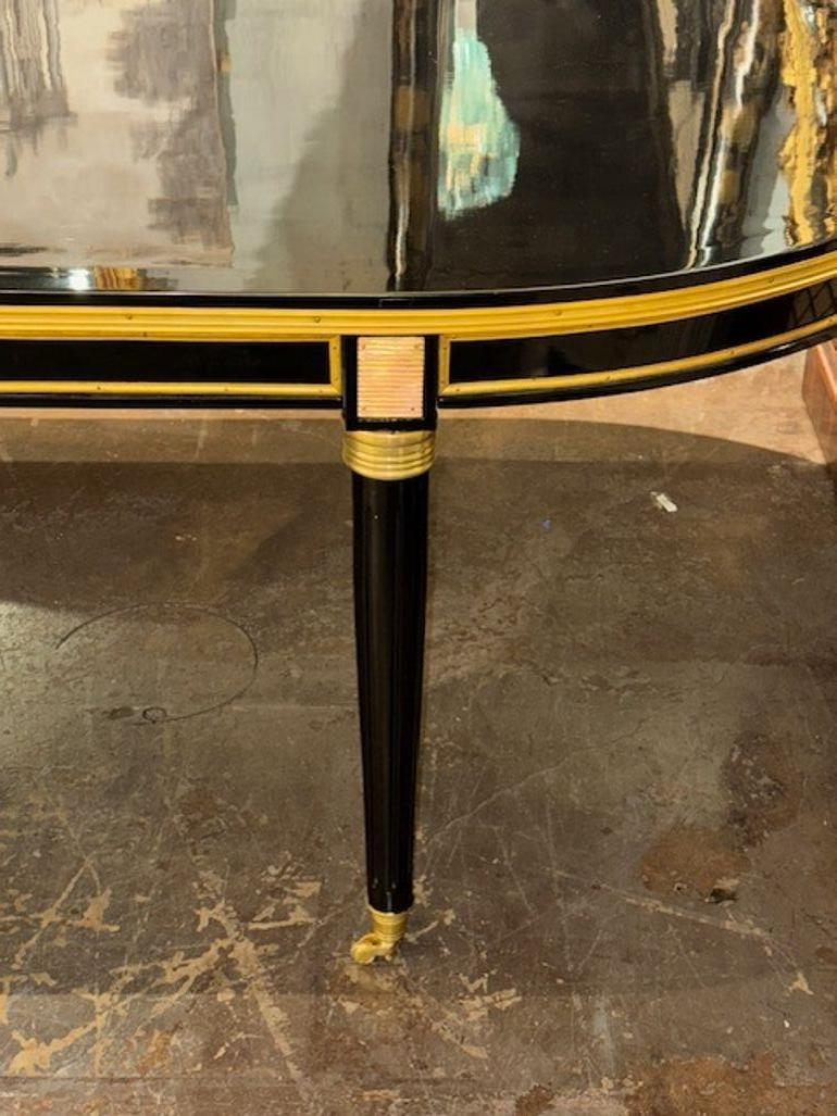 Elegante mesa de comedor Maison Jansen Manner lacada en negro piano con detalles de latón en Bueno Estado en Dallas, TX