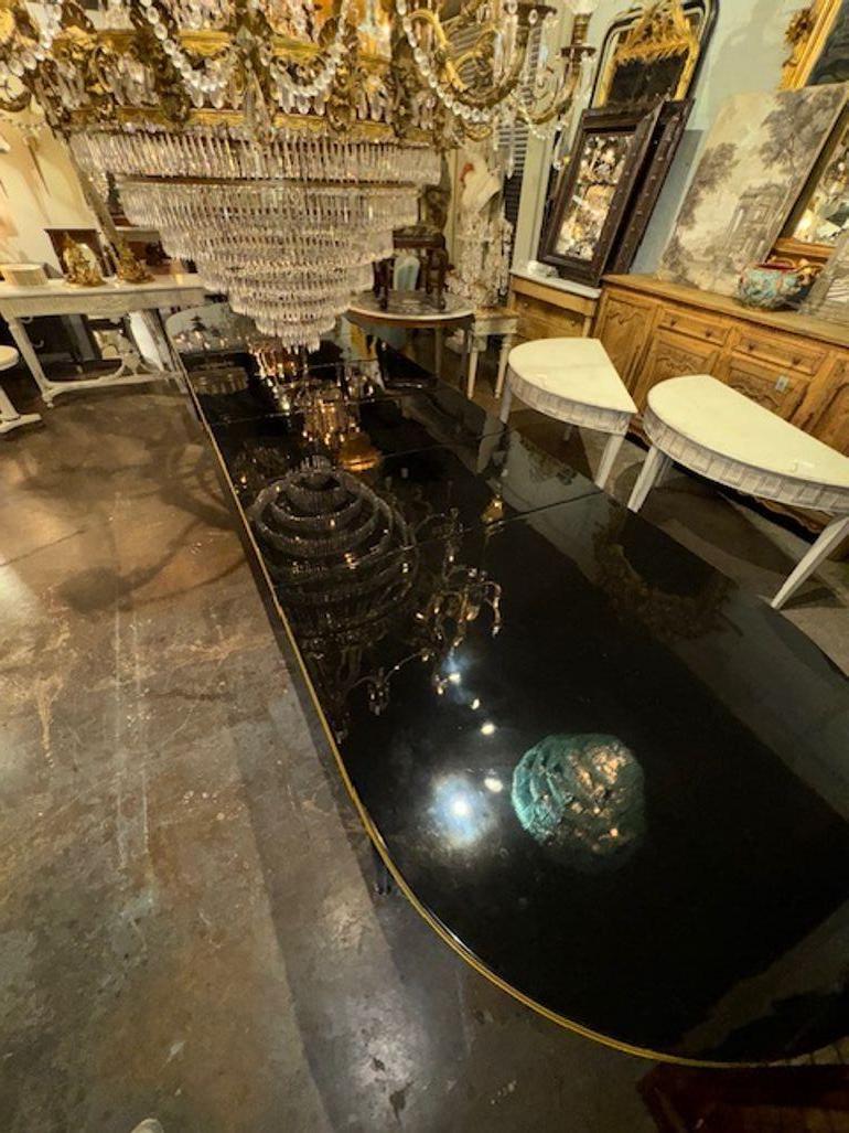 Elegante mesa de comedor Maison Jansen Manner lacada en negro piano con detalles de latón Siglo XXI y contemporáneo