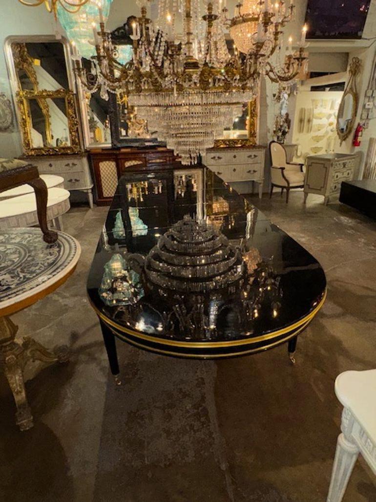 Elegante mesa de comedor Maison Jansen Manner lacada en negro piano con detalles de latón Latón
