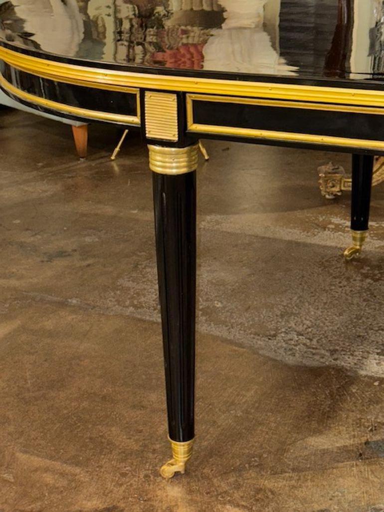Elegante mesa de comedor Maison Jansen Manner lacada en negro piano con detalles de latón 3