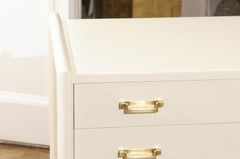 Elegante cómoda de laca crema meticulosamente restaurada por McGuire, hacia 1970