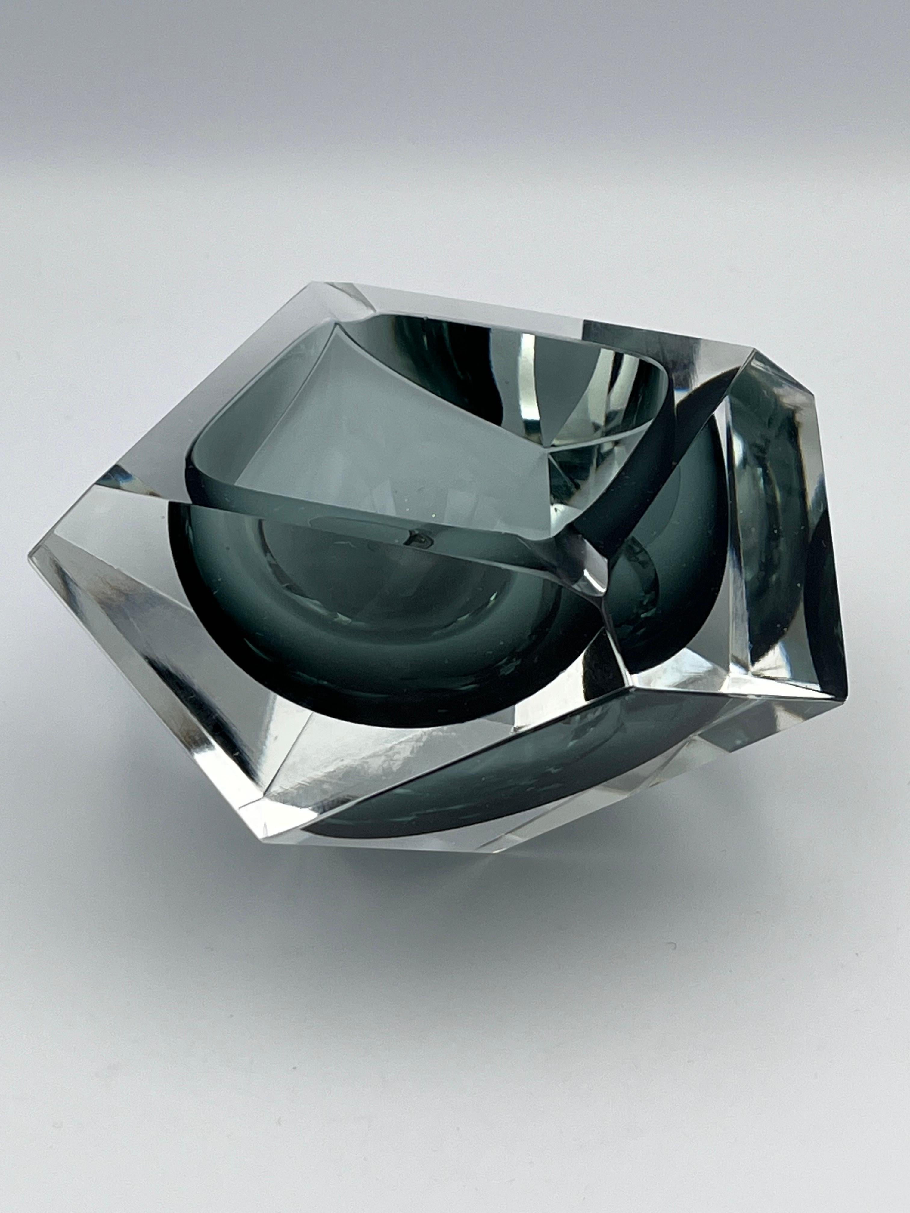 Mid-Century moderno Elegante posacenere in vetro e cristallo MCM di metà secolo / Vide Poche con interno grigio blu in vendita