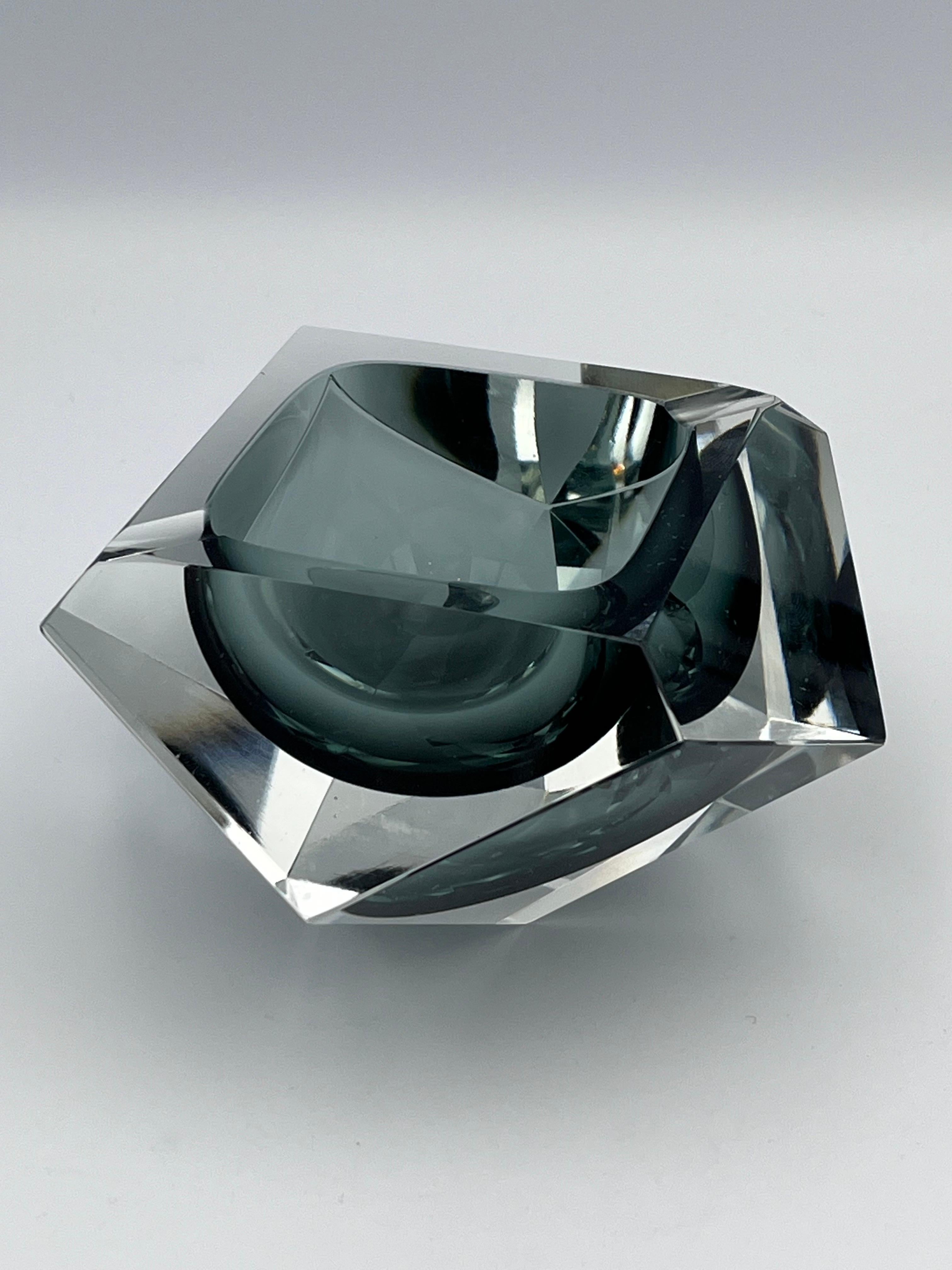 Metà XX secolo Elegante posacenere in vetro e cristallo MCM di metà secolo / Vide Poche con interno grigio blu in vendita