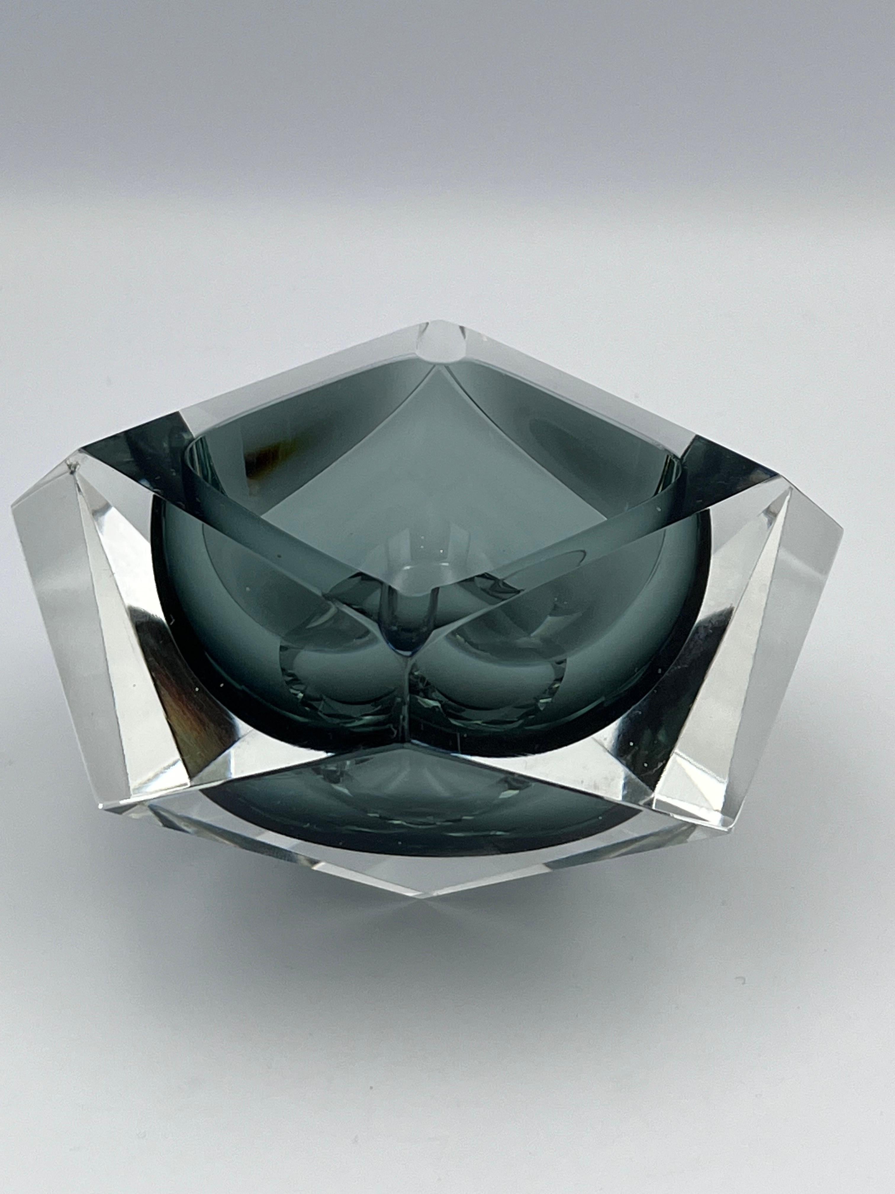 Cristallo Elegante posacenere in vetro e cristallo MCM di metà secolo / Vide Poche con interno grigio blu in vendita
