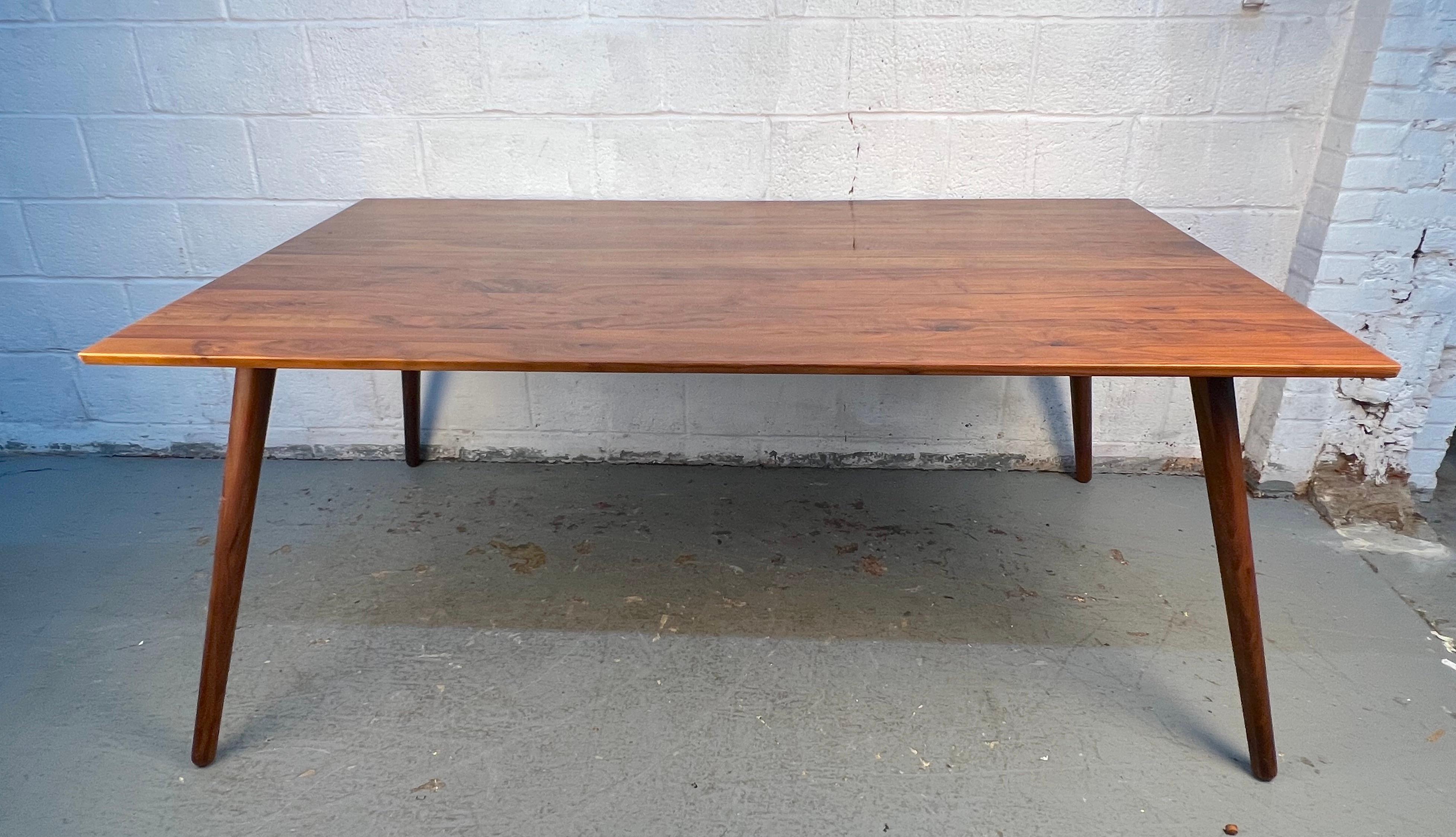 Cette table de salle à manger est un exemple élégant de simplicité et de modernité du milieu du siècle. Il ajouterait un niveau subtil de sophistication à n'importe quelle salle à manger dans laquelle il se trouverait. 

Veuillez confirmer la