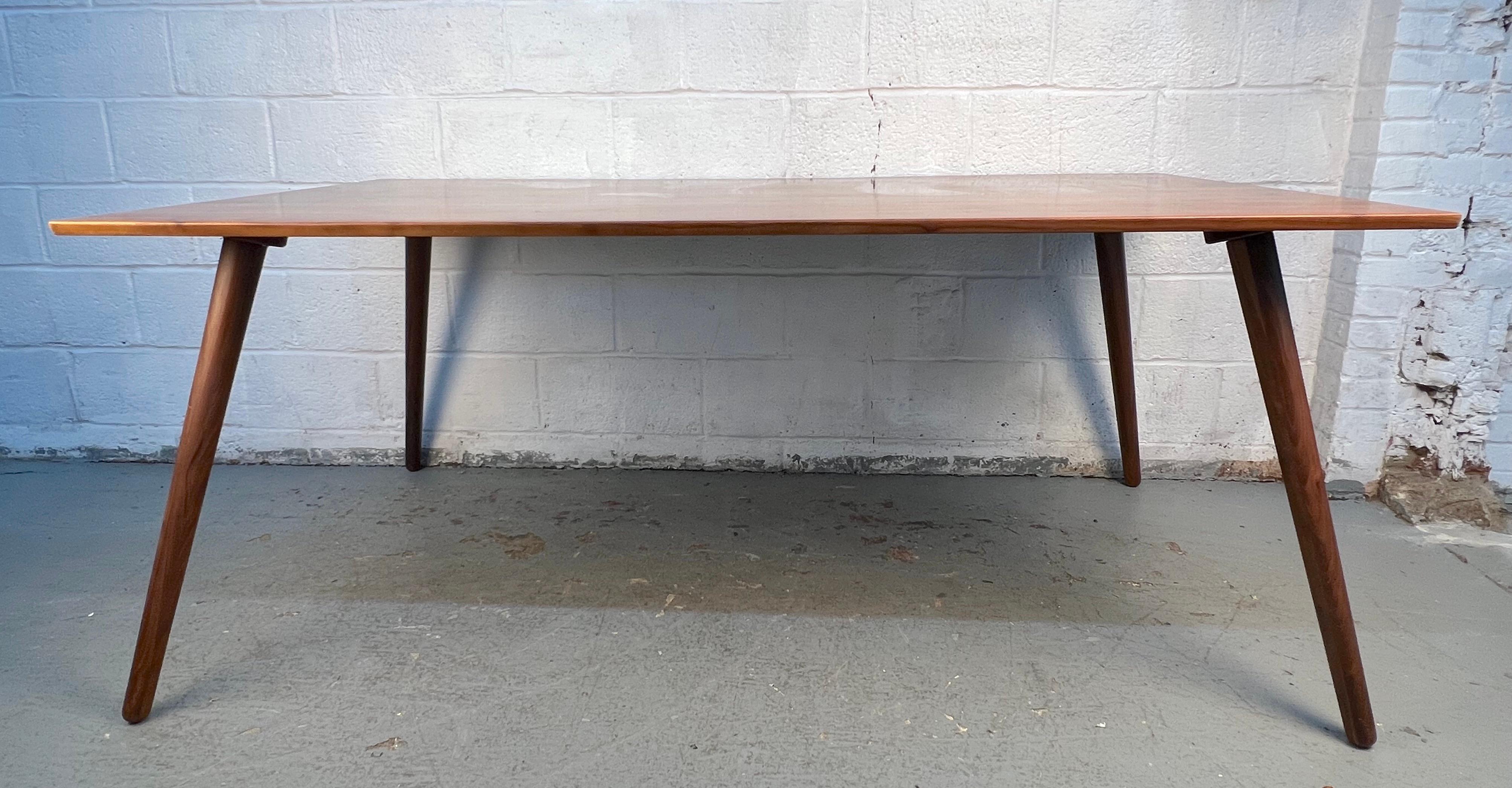 20ième siècle Table de salle à manger élégante et moderne du milieu du siècle en vente